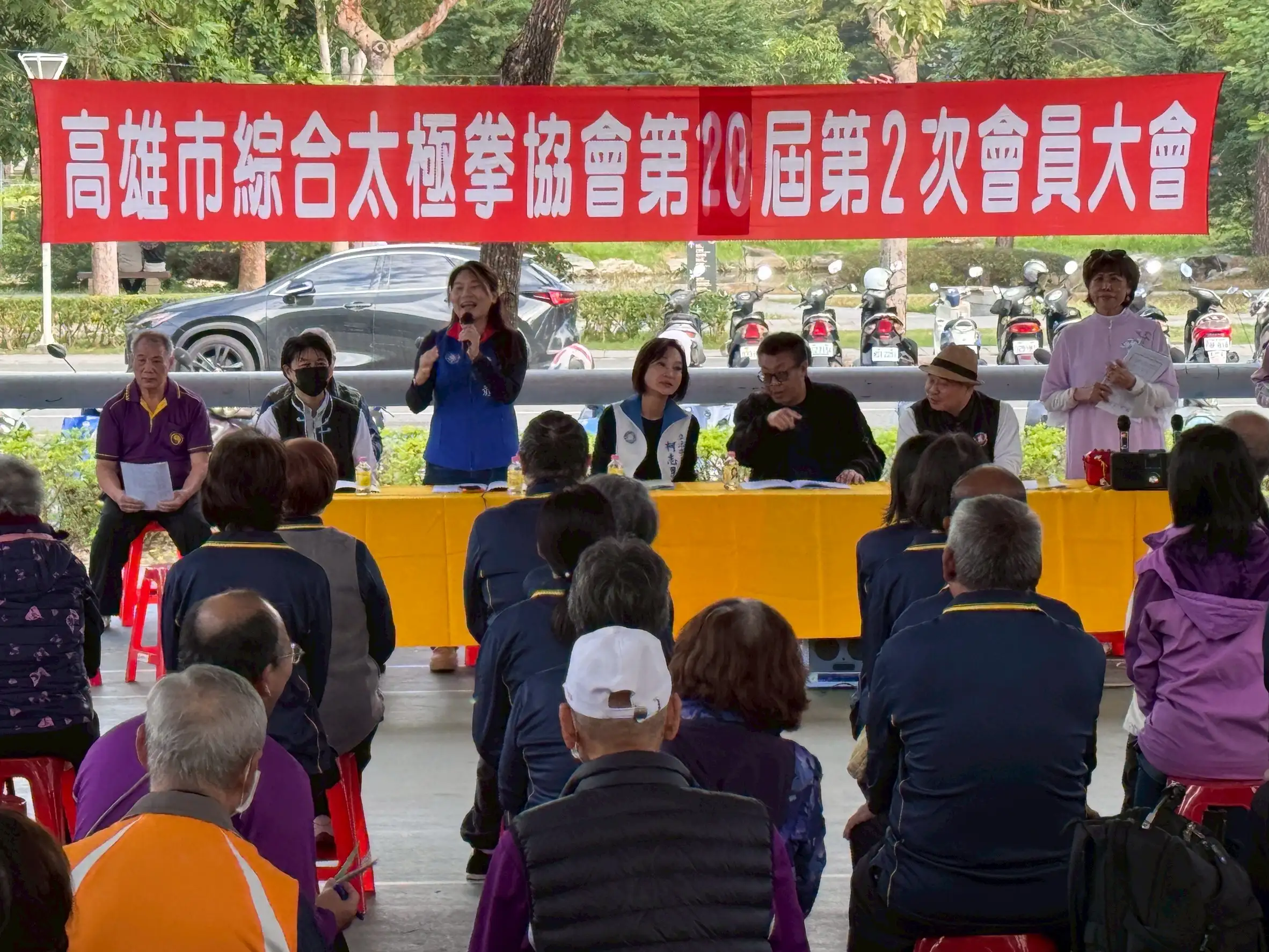 高雄市綜合太極拳協會舉辦會員大會，由理事長葉俊傑主持，立委柯志恩到場向會員致意。（李雅靜提供）