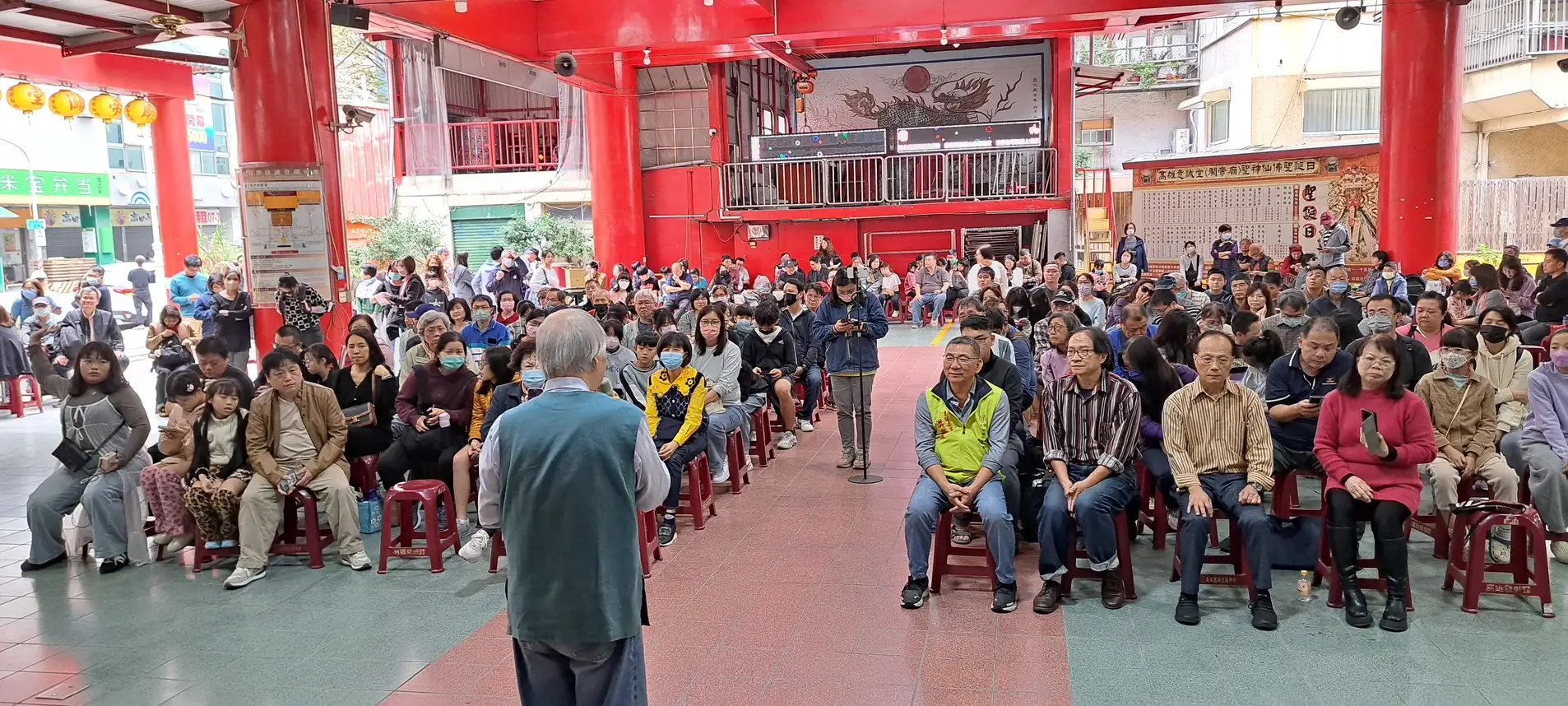 張穆希老師代表評審團致詞，說明評審標準與比賽精神。 （意誠堂提供）