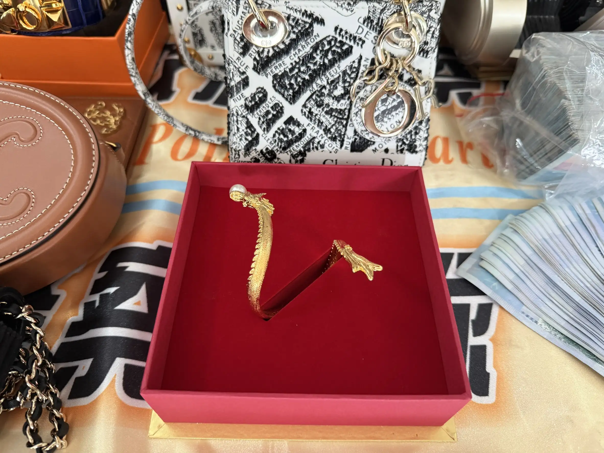 跨國洗錢機房曝光，夫妻主嫌4年洗錢逾220億元落網。(圖/高雄市政府警察局 提供）