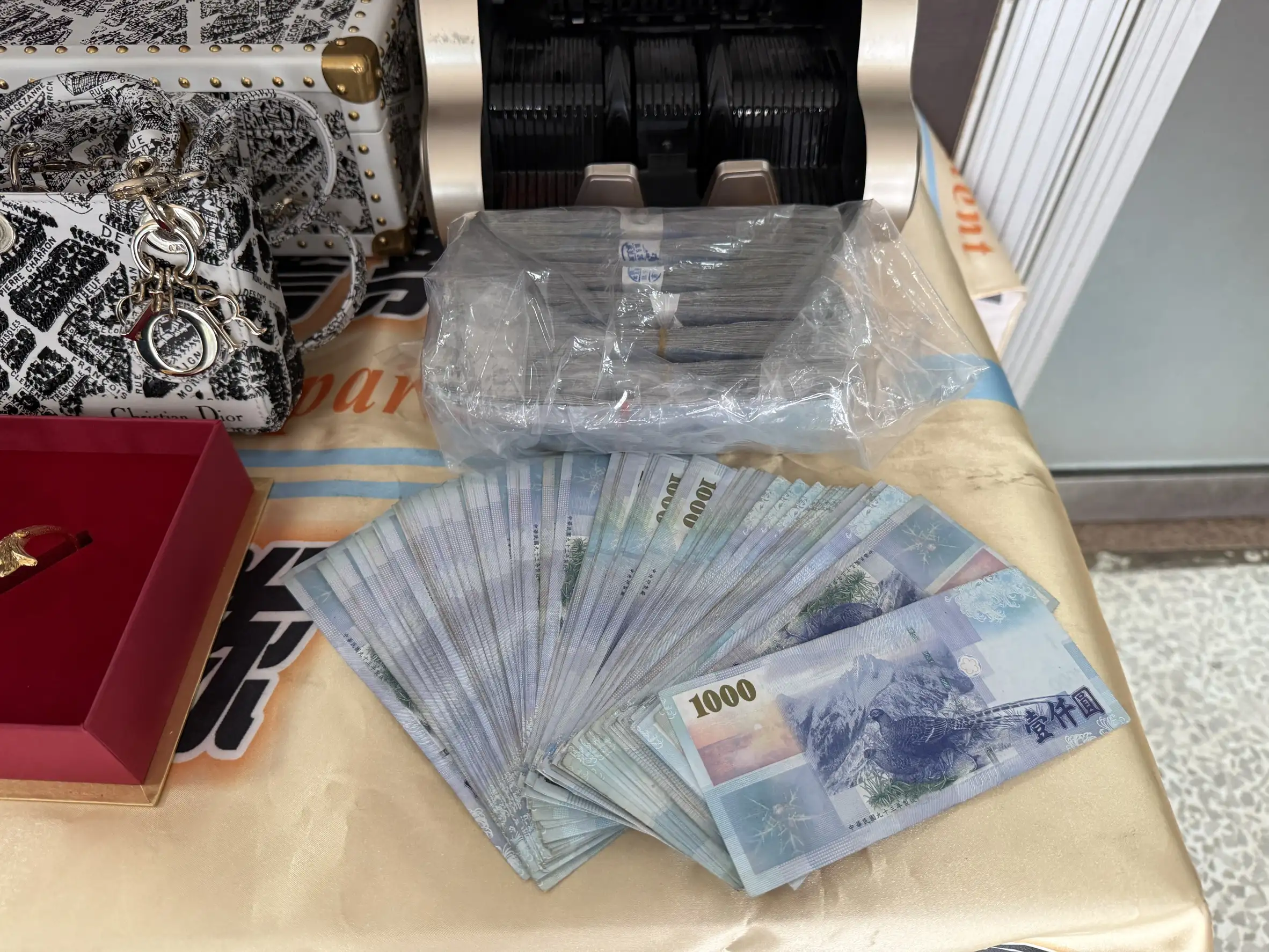 警方查獲賭博洗錢機房水房人員及人頭帳戶，初估4年內不法金流高達新臺幣220億元。(圖/高雄市政府警察局 提供）