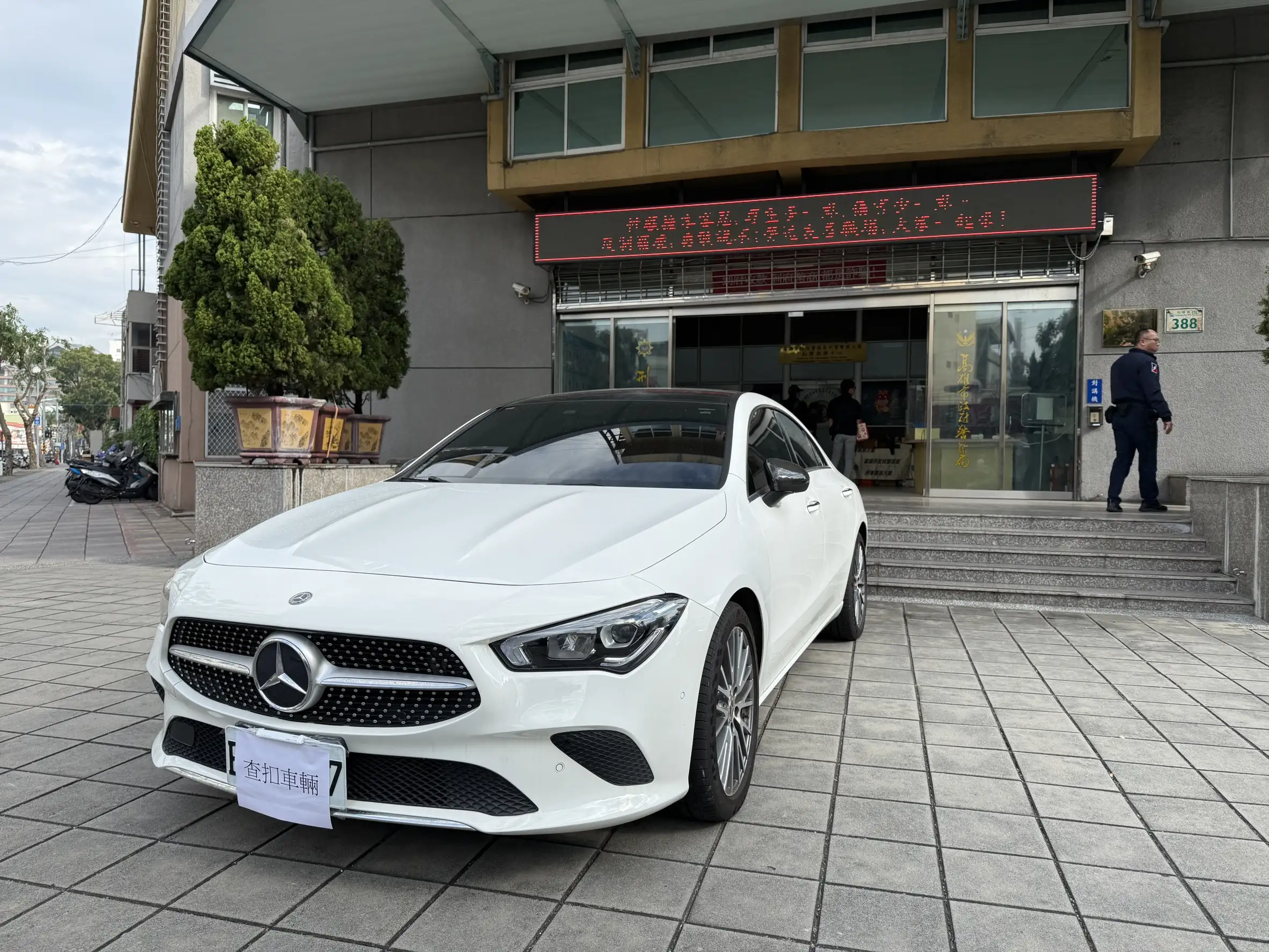 跨國洗錢機房曝光，夫妻主嫌4年洗錢逾220億元落網。(圖/高雄市政府警察局 提供）