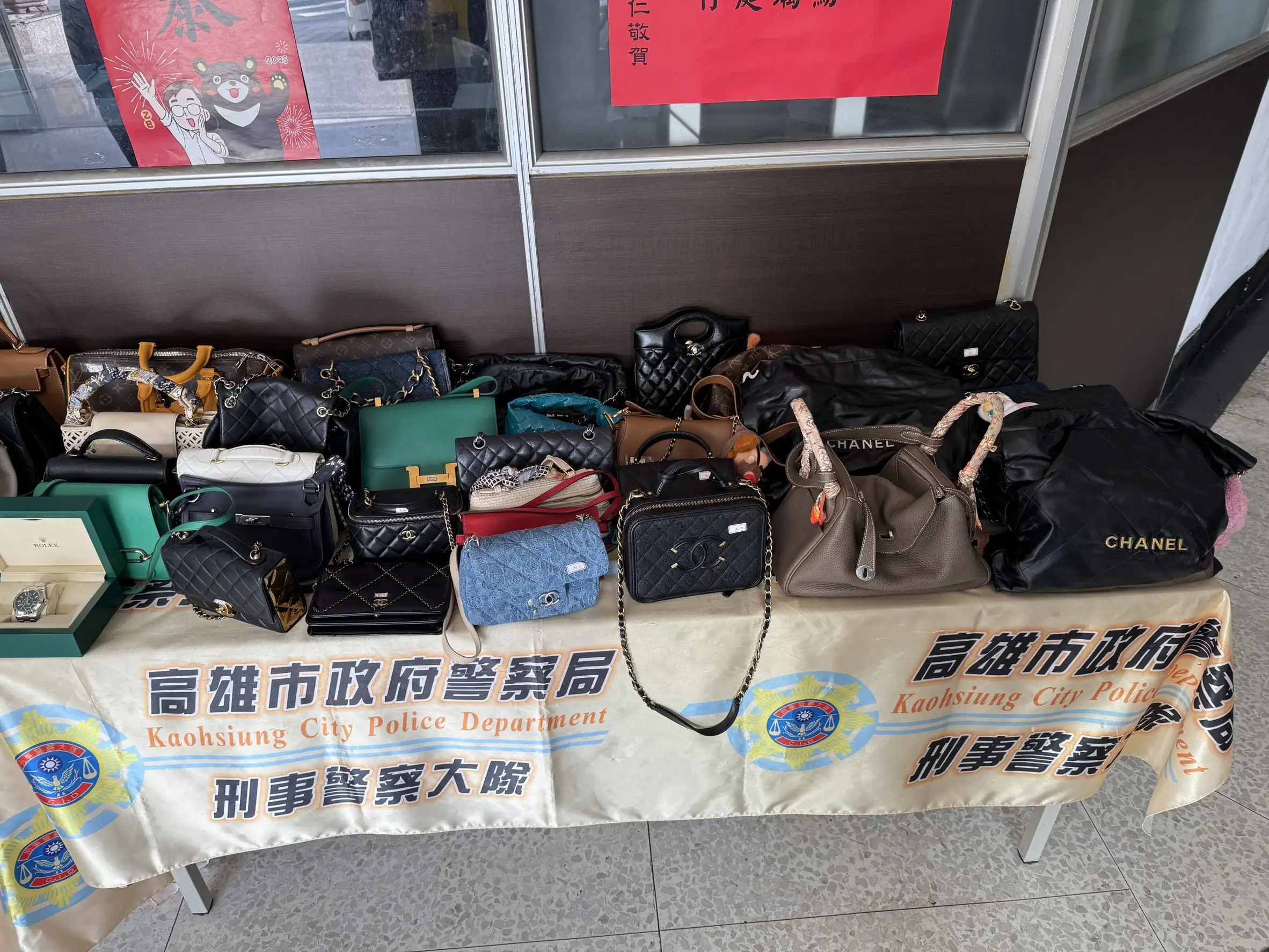 跨國洗錢機房曝光，夫妻主嫌4年洗錢逾220億元落網。(圖/高雄市政府警察局 提供）