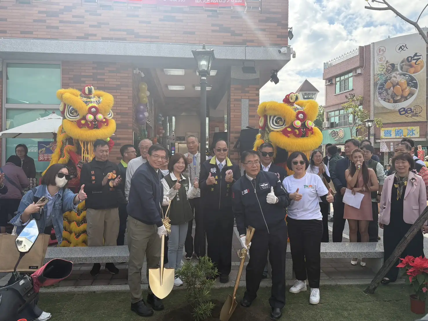 中華郵政公司董事長王國材與台南市長黃偉哲一同植樹，象徵郵政服務深耕地方、持續成長。(圖/記者林怡孜攝)