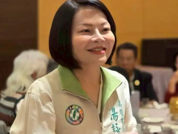 高雄市議會南方問政聯盟議員湯詠瑜等人發表聲明，譴責中共環台軍演恫嚇台灣。（記者吳文生攝）