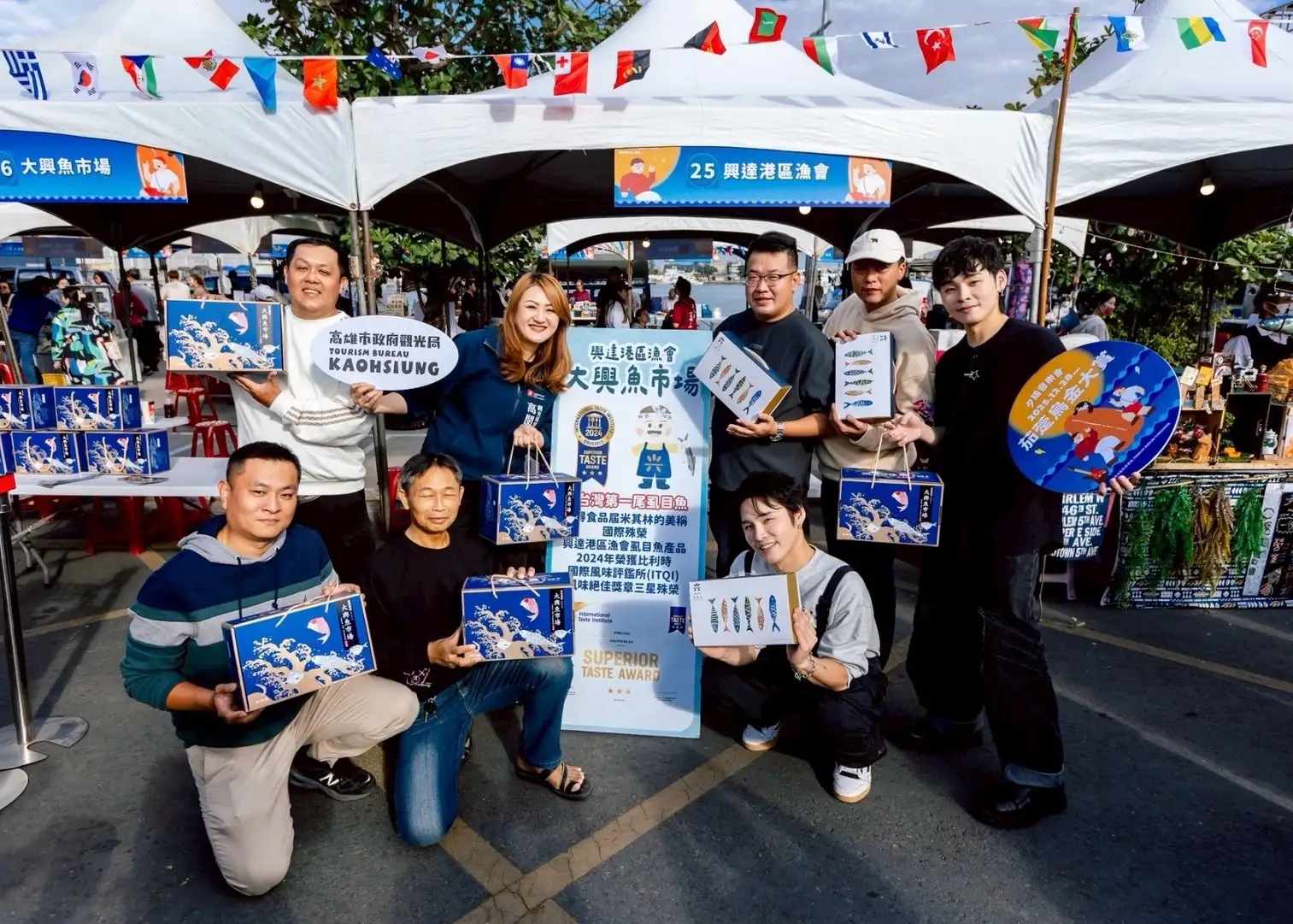 茄萣烏金大賞夕陽音樂會於興達港觀光漁市登場，吸引大批遊客前來共襄盛舉。（觀光局提供）