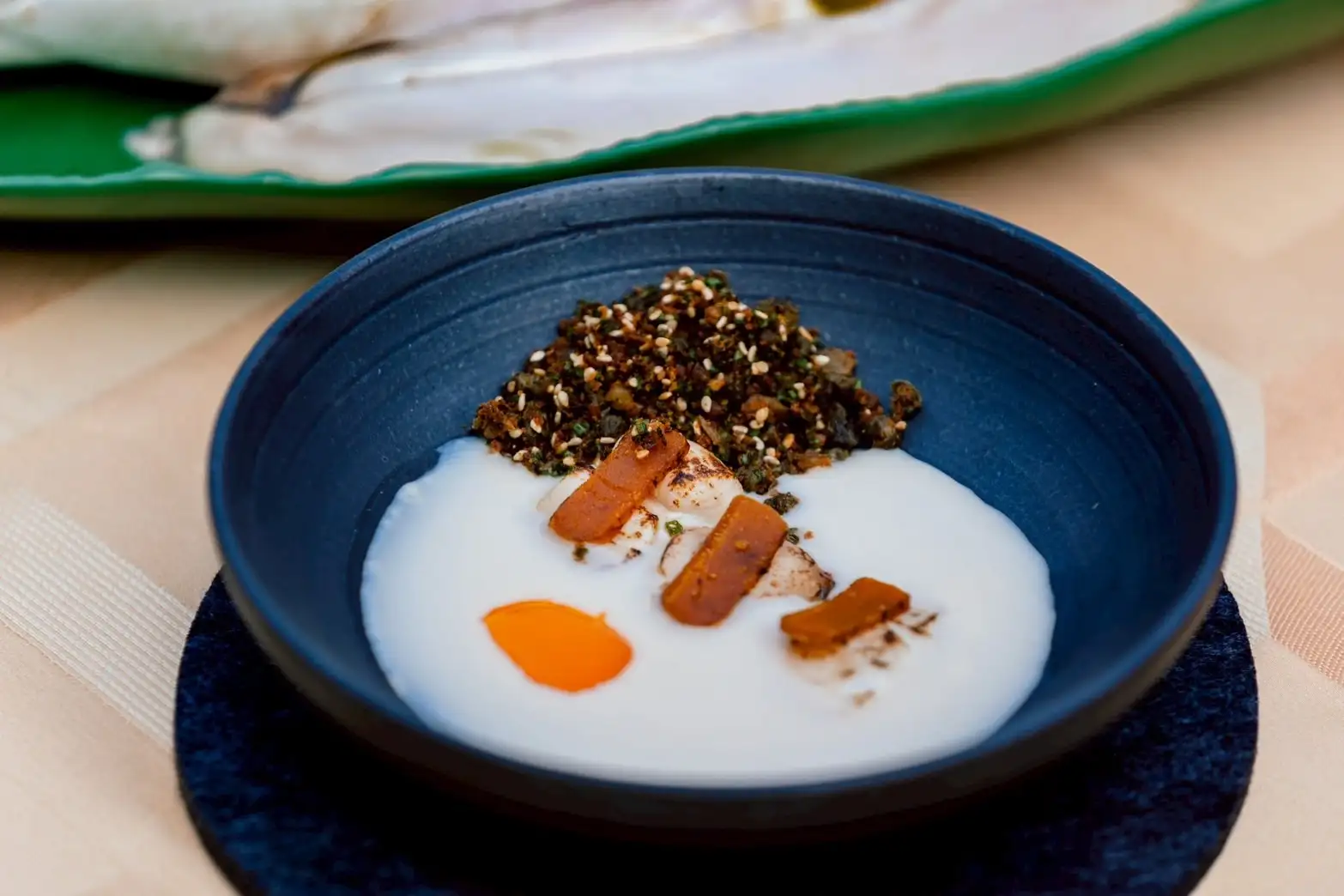 茄萣烏金大賞夕陽音樂會於興達港觀光漁市登場，吸引大批遊客前來共襄盛舉。（觀光局提供）