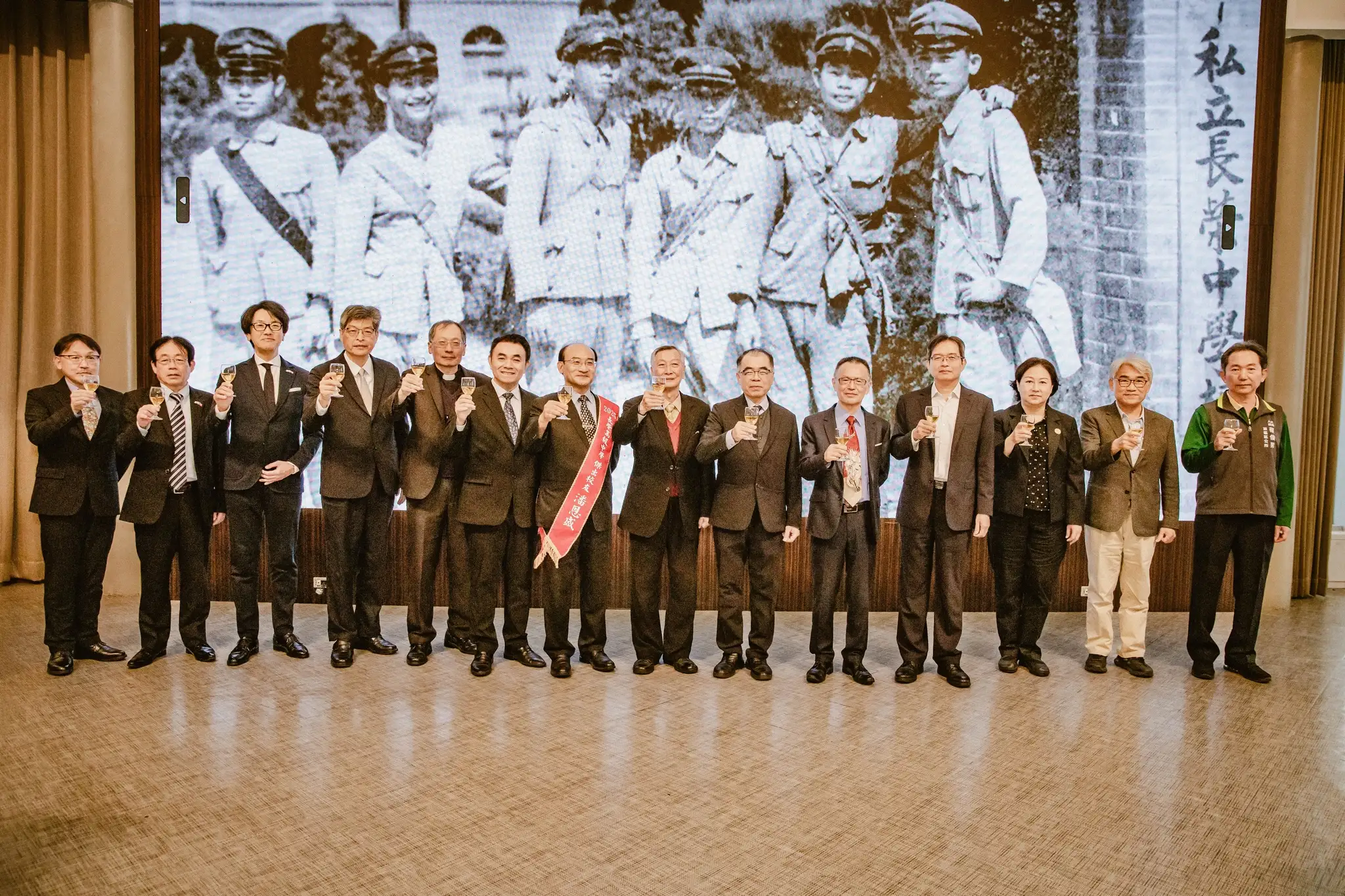 長榮中學140週年「百世榮美」校慶感恩餐會中，董事會、校友會、校方代表及各界貴賓齊聚舉杯祝賀。(圖/長榮中學提供)