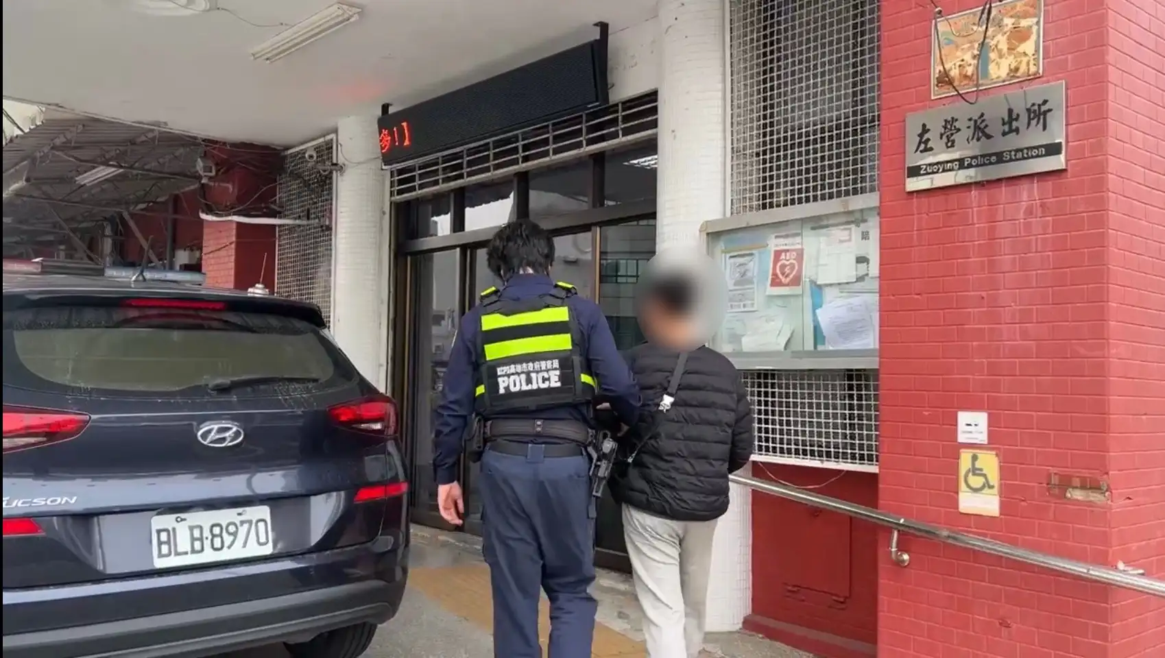 高雄左營區翠華路、菜公一路口自小客車失控自撞分隔島，警方獲報到場處理，經查駕駛涉及酒駕、毒駕，依法移送偵辦。(圖/左營分局提供)