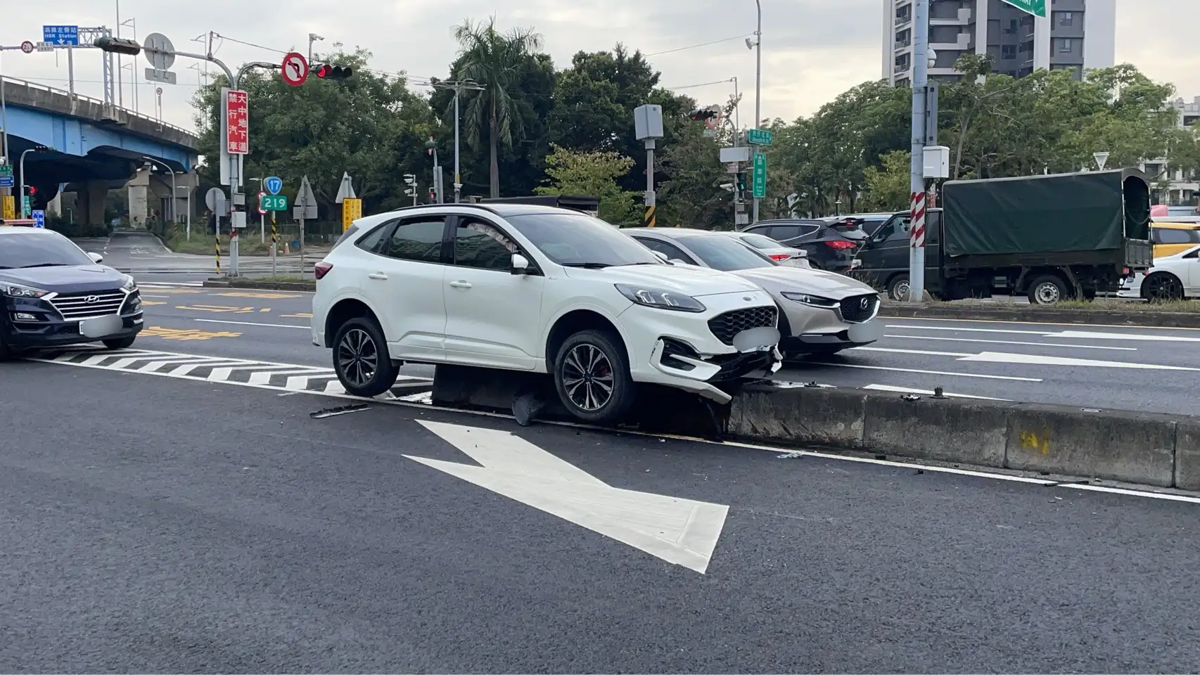 高雄左營區翠華路、菜公一路口自小客車失控自撞分隔島，警方獲報到場處理，經查駕駛涉及酒駕、毒駕，依法移送偵辦。(圖/左營分局提供)