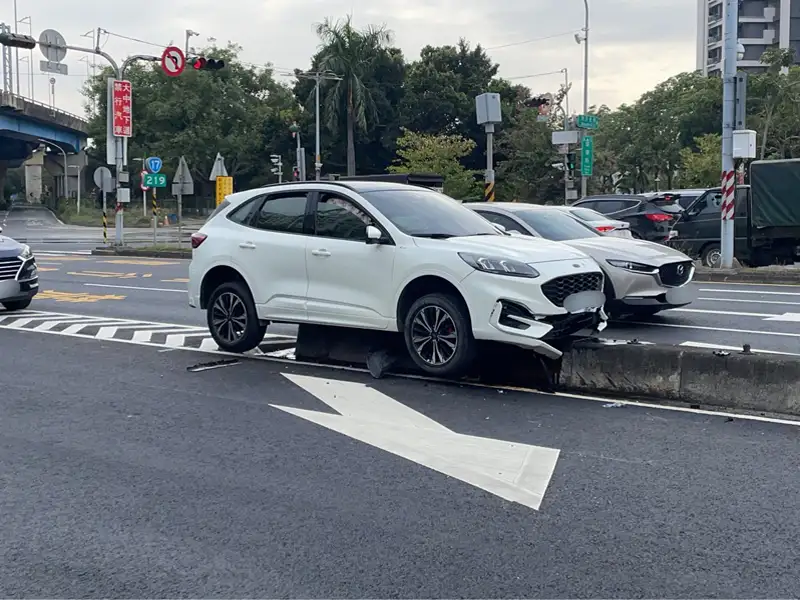 高雄自小客車自撞分隔島  駕駛涉酒毒駕警移送法辦
