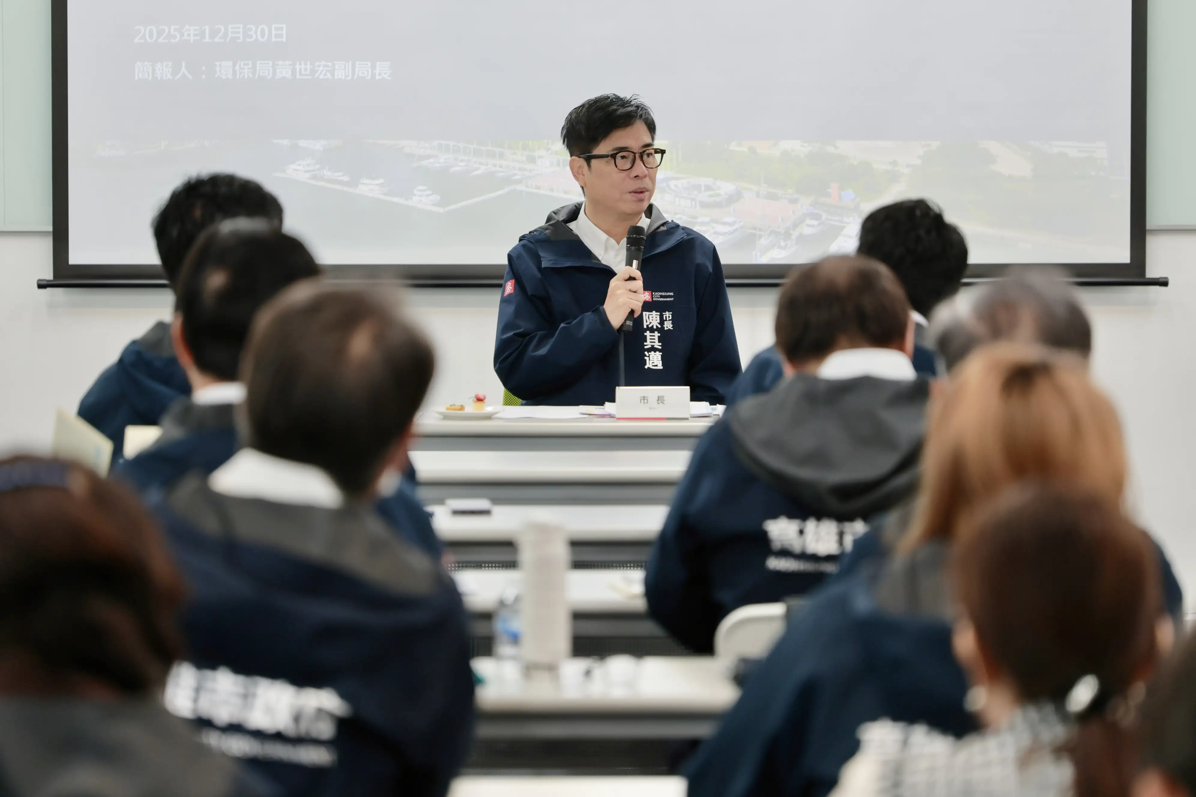 高雄市政府召開市政會議，市長陳其邁針對跨年活動安全維護、碳權計畫政策推動及校園安全管理等議題，要求各局處積極落實。（圖/高雄市政府提供）