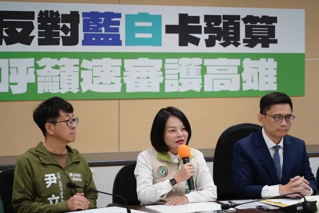 高雄市議員湯詠瑜與何權峰、邱俊憲、張博洋、立委賴瑞隆等人針對中共環台軍演，表達最強烈的譴責。（記者吳文生攝）