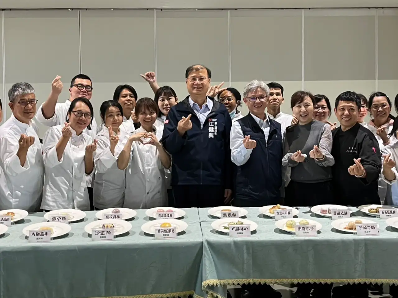 高雄市勞工局長江健興與老師及結訓學員合影，見證學員學習成果。（圖/高雄市勞工局提供）