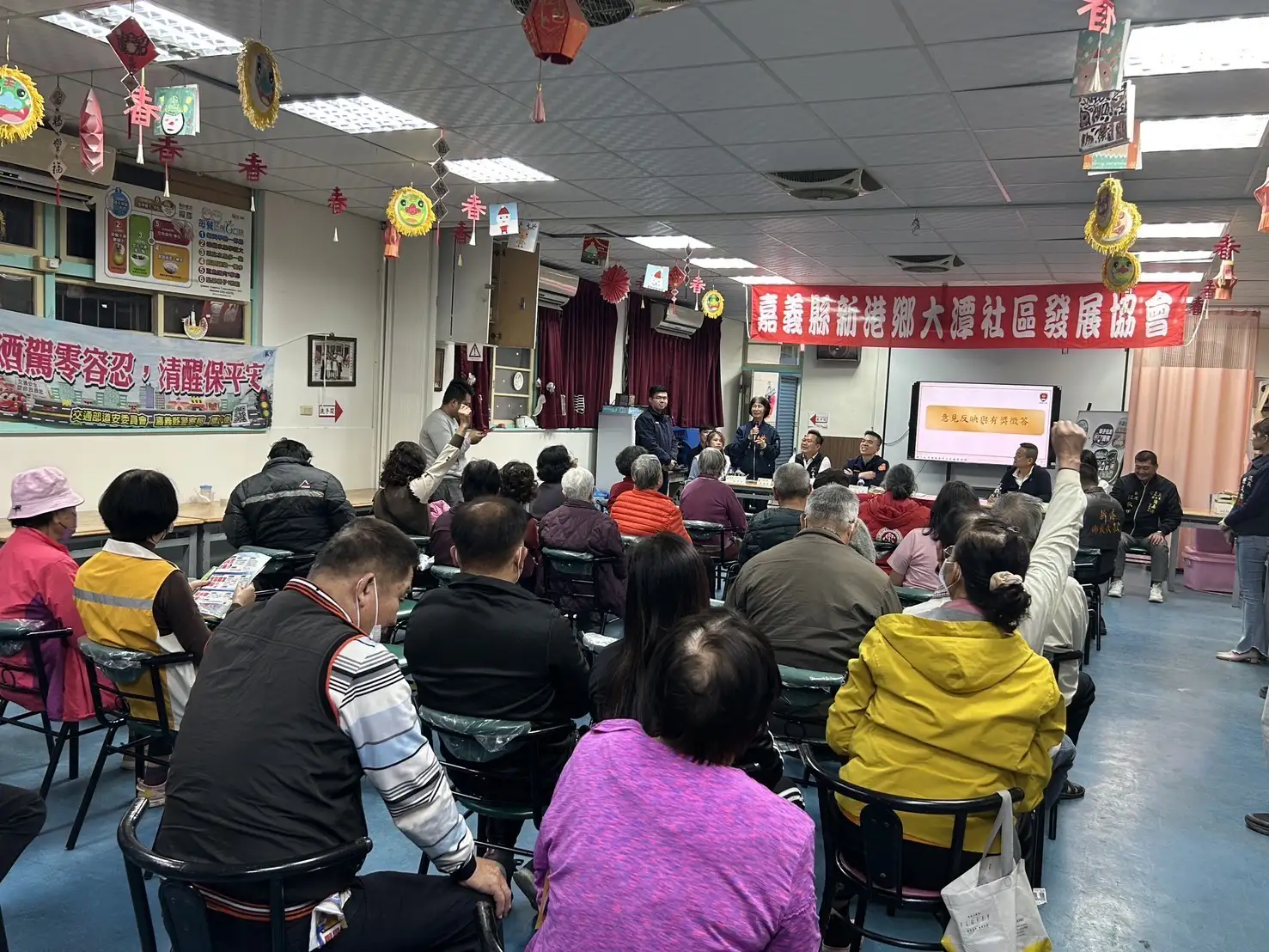 警方與村民熱絡互動交流，傾聽社區意見，強化警民合作關係，攜手守護地方治安。(圖/新港分駐所 提供)