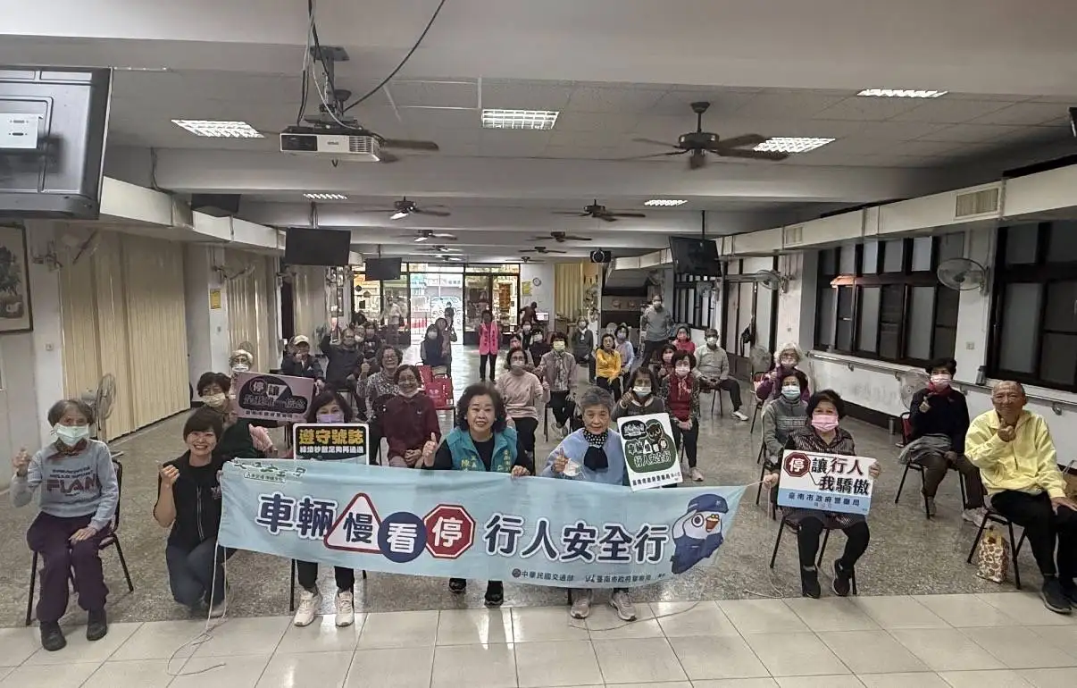 警五分局結合社區活動辦理交通安全宣導，持續關懷高齡者交通安全，攜手打造安全友善的用路環境。(圖/南市警察局第五分局 提供)