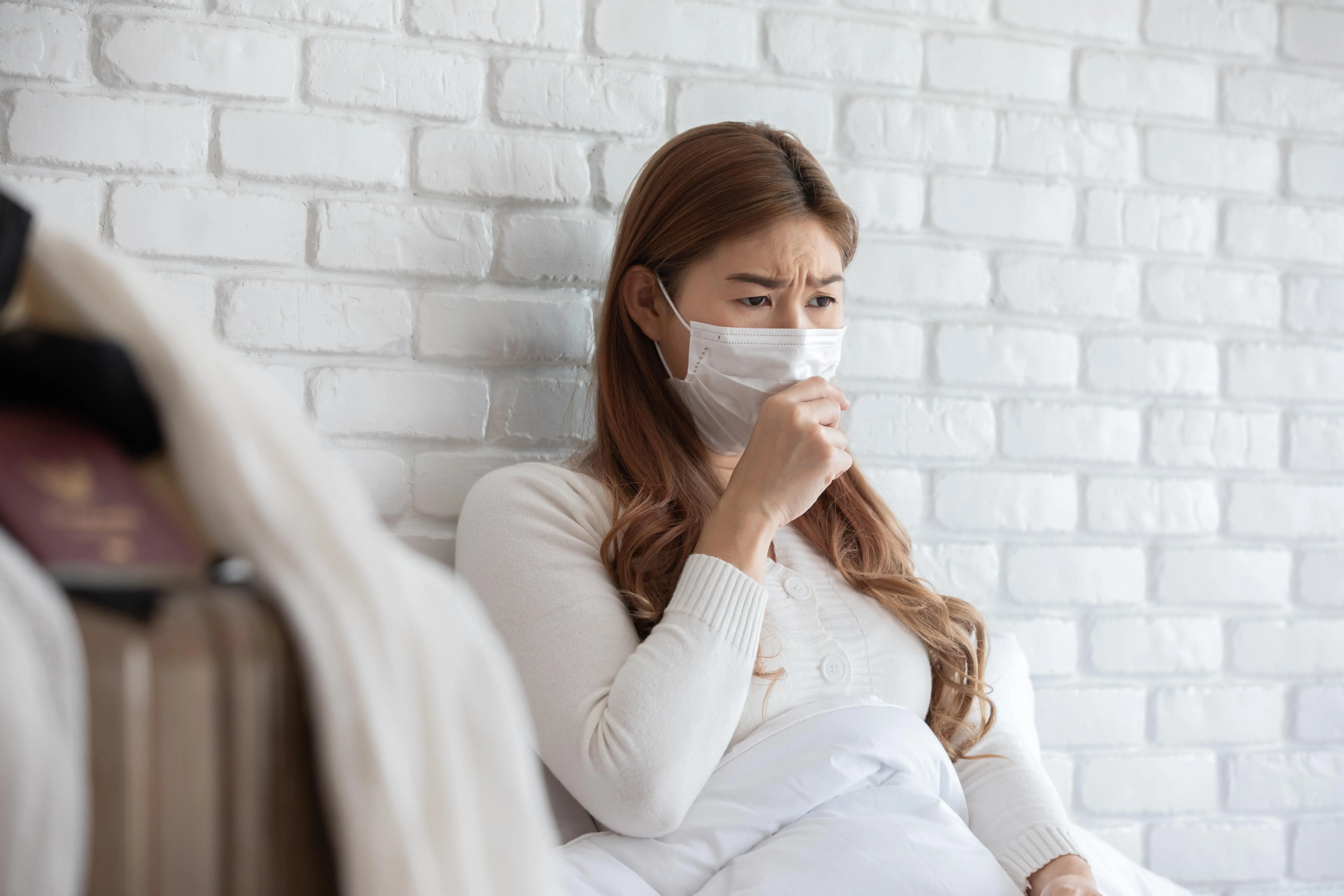 冬季活動量減少、長時間待在空氣不流通的室內環境，使感冒、流感等呼吸道病毒更容易在密閉空間中傳播，免疫力下滑風險隨之增加。(圖/紅崴科技提供)