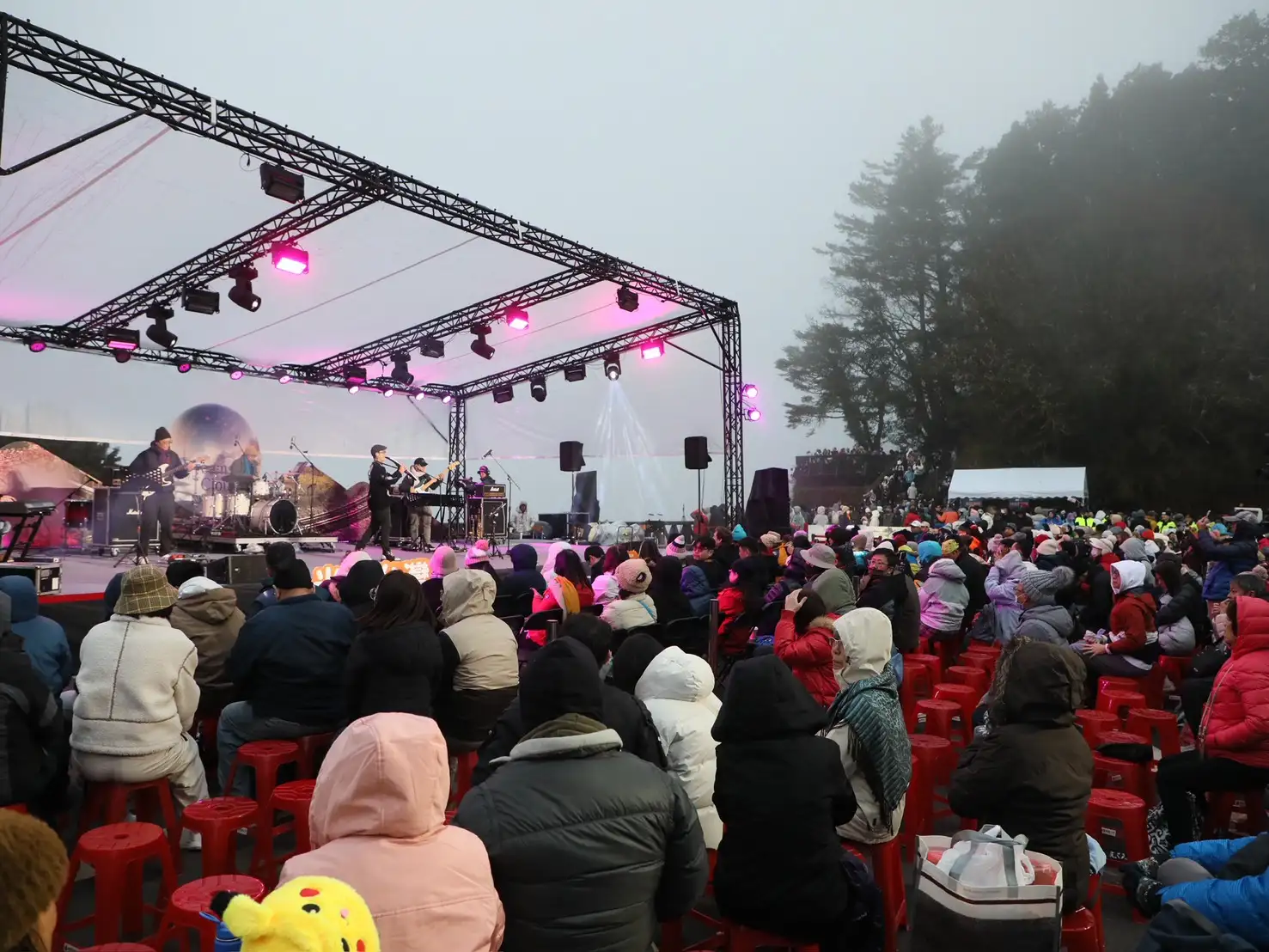 2026阿里山日出印象音樂會清晨於祝山觀日平台登場，儘管山區氣溫偏低、濃霧瀰漫，仍吸引大批民眾裹著厚外套到場一起迎接新年。(圖/嘉義縣政府提供)