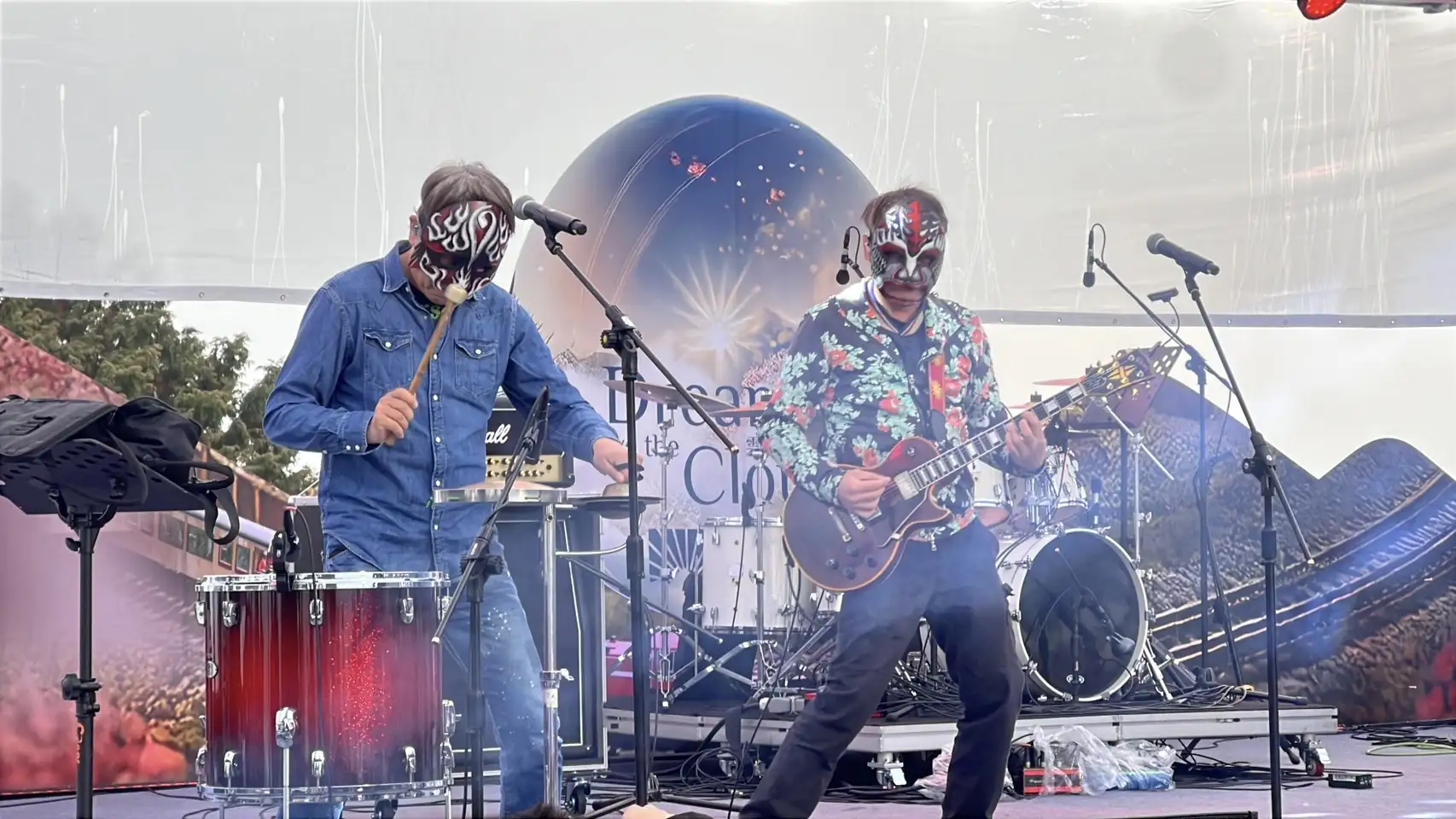 董事長樂團於阿里山日出印象音樂會中熱力開唱，陪伴民眾在寒夜中迎接嶄新的一年。(圖/嘉義縣政府提供)