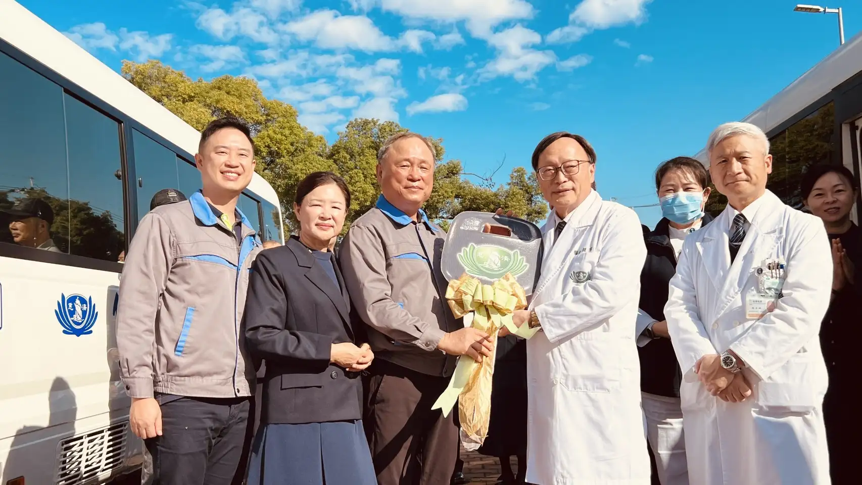 寶綠特集團捐贈行動醫護車予大林慈濟醫院，強化雲嘉南偏鄉醫療服務量能。(圖/大林慈濟醫院提供)