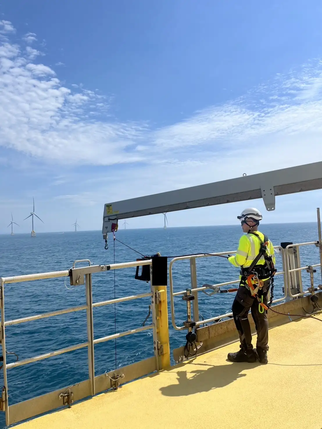 Mark訓後不僅順利取得工業配線乙級證照，更成功投入綠領產業擔任離岸運維技師、年薪上看百萬元。(圖/雲嘉南分署 提供)