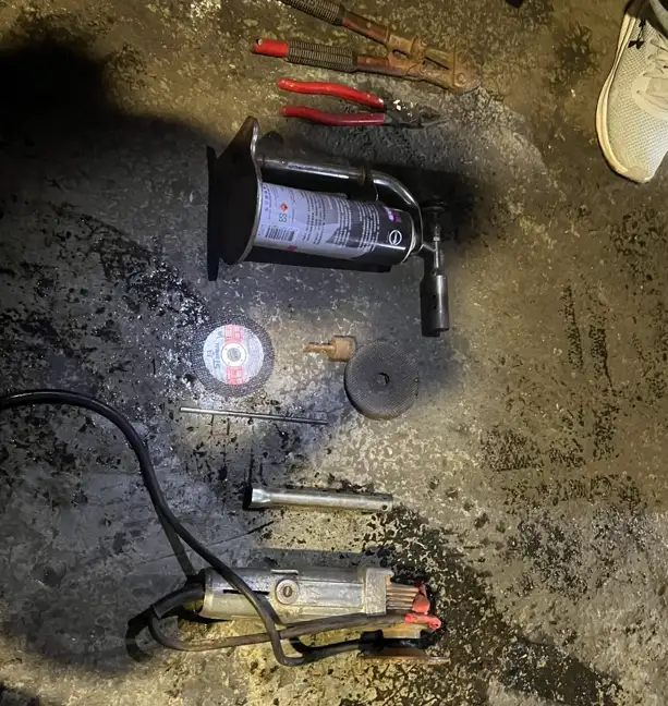 表面豢養賽鴿、實際從事改槍行為，警方當場查扣改造工具一批。(圖/偵查第八大隊 提供)