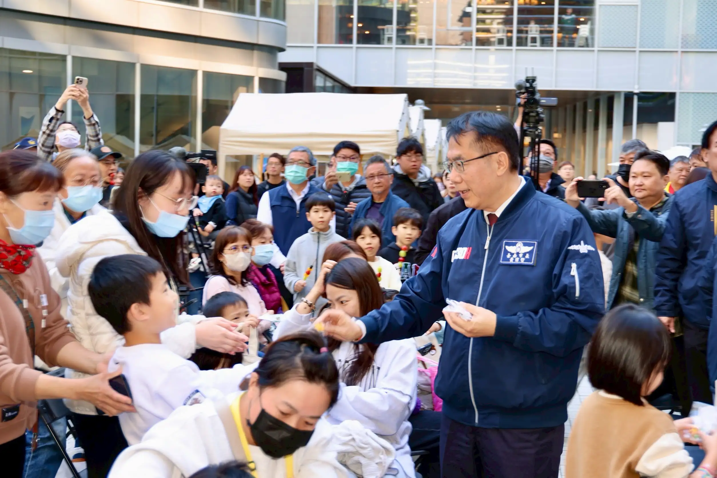 臺南購物節年菜主題活動於南紡購物中心熱鬧登場，市長黃偉哲親自與現場親子互動，發送小禮物，邀請市民一同感受濃濃年節氣氛，提前為農曆春節暖身。(圖/臺南市政府提供)