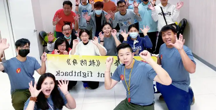 民眾黨高雄市黨部舉辦拳哥防身術活動，教導市民在危機發生時守護自身安全。（民眾黨高雄市黨部提供）