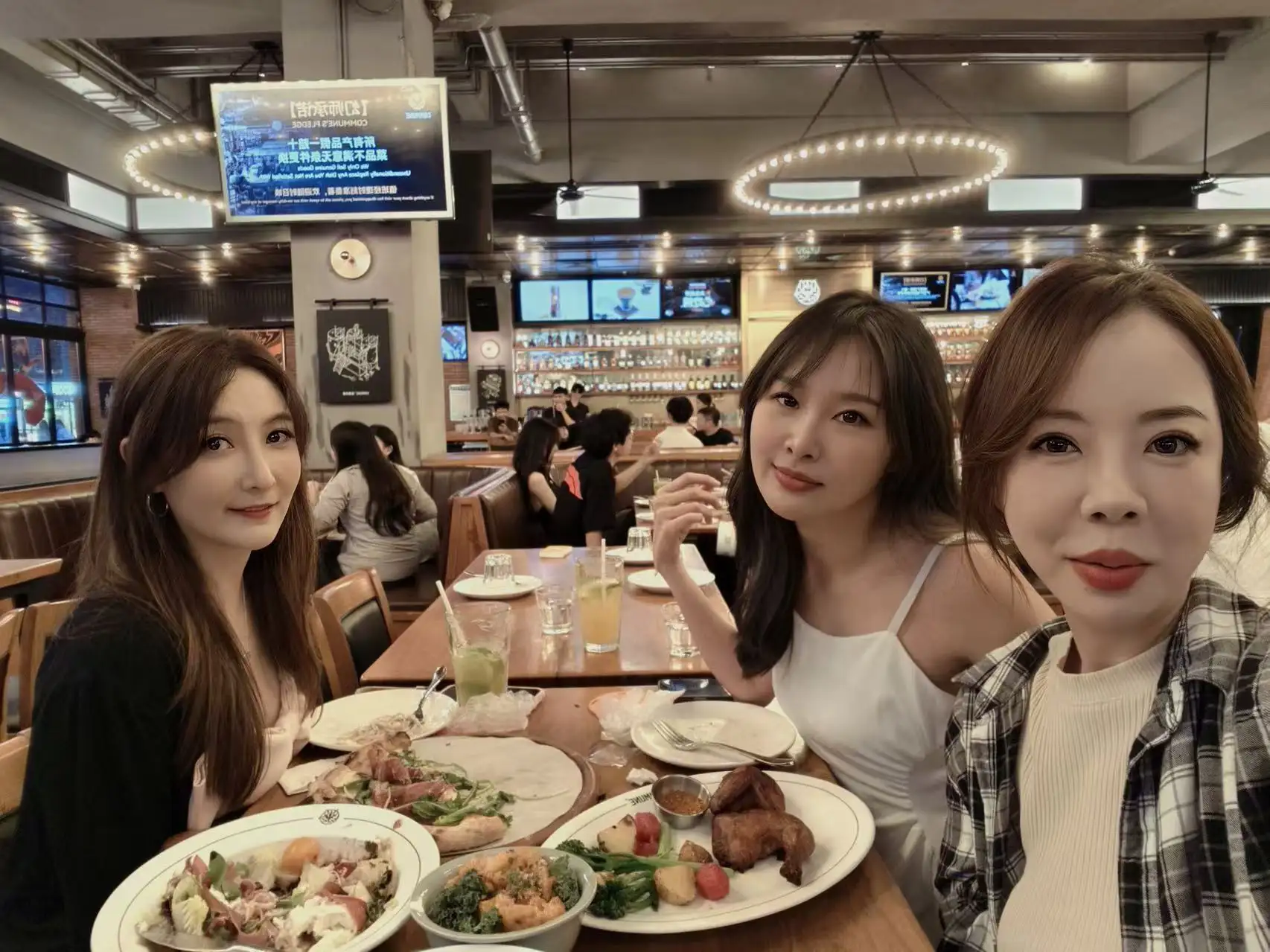 Sandy（左一）與友人相聚餐廳共進美食，分享在彎區生活與工作點滴。(記者楊婉攝)