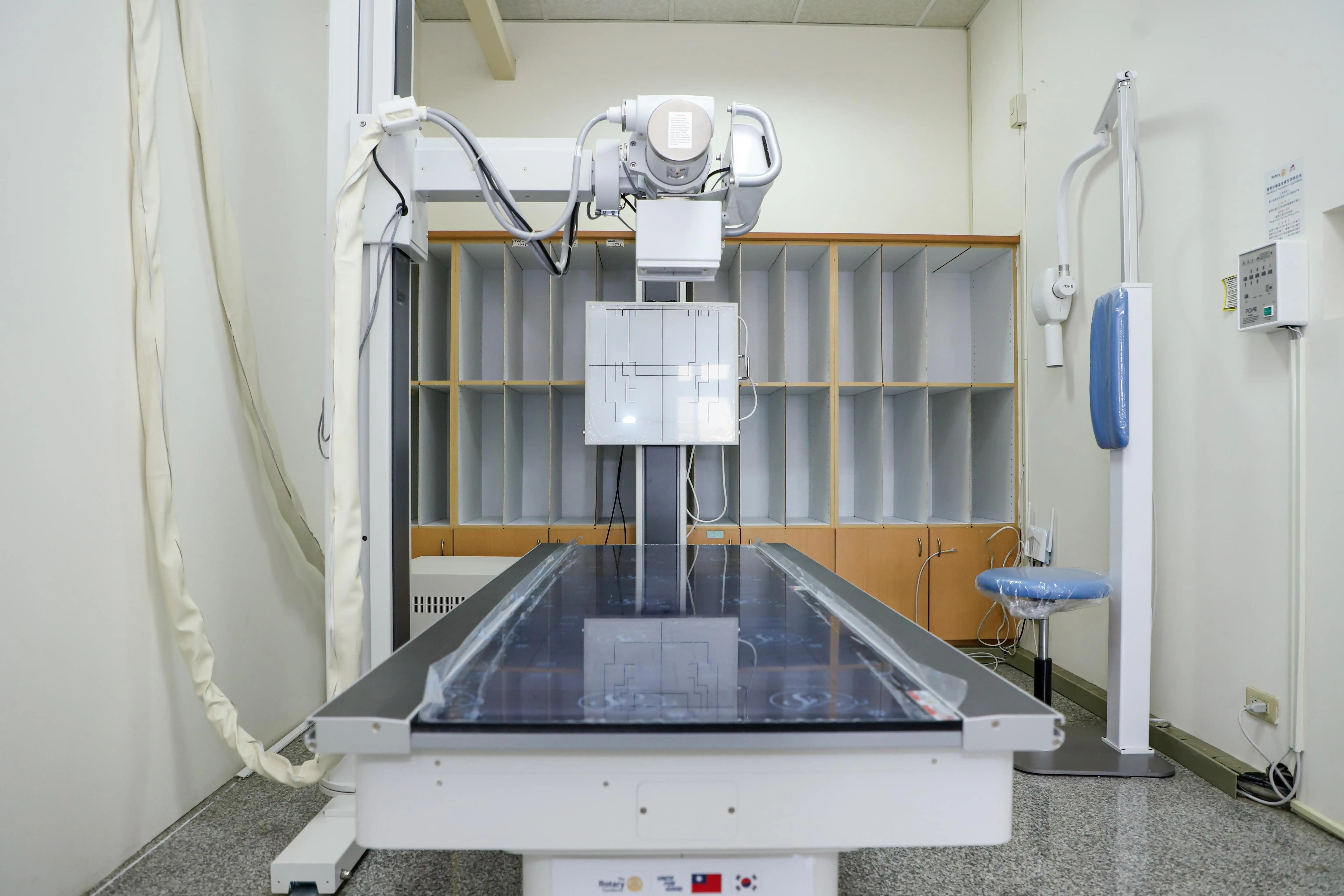 國際扶輪社捐贈數位X光機予嘉義縣東石鄉衛生所，強化放射檢查量能，提升在地醫療服務品質。(圖/嘉義縣衛生局提供)