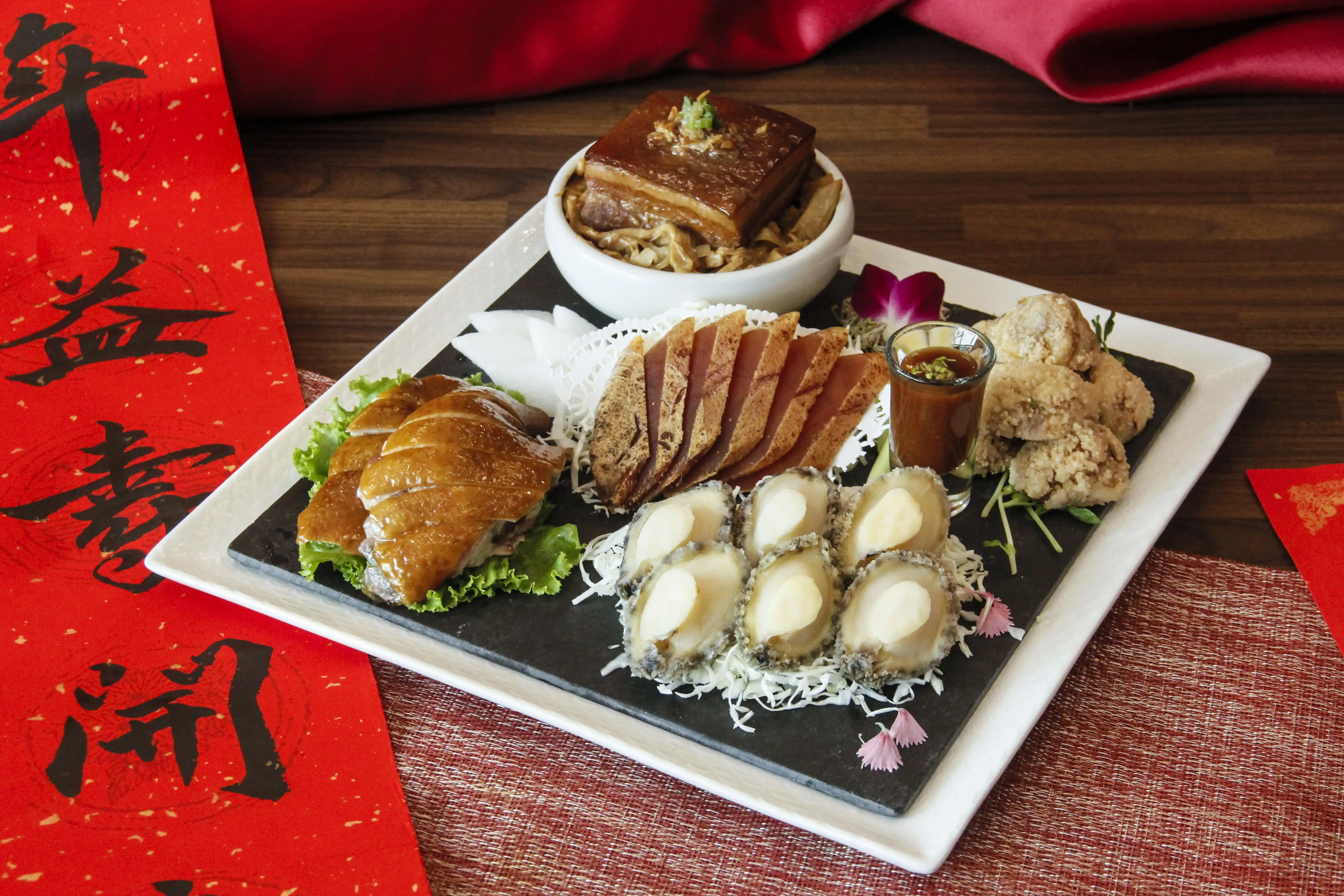「迎春五福金滿堂」集結烏魚子、九孔、封肉、八寶丸與玫瑰油雞，象徵新年五福齊聚 (桂田酒店提供)
