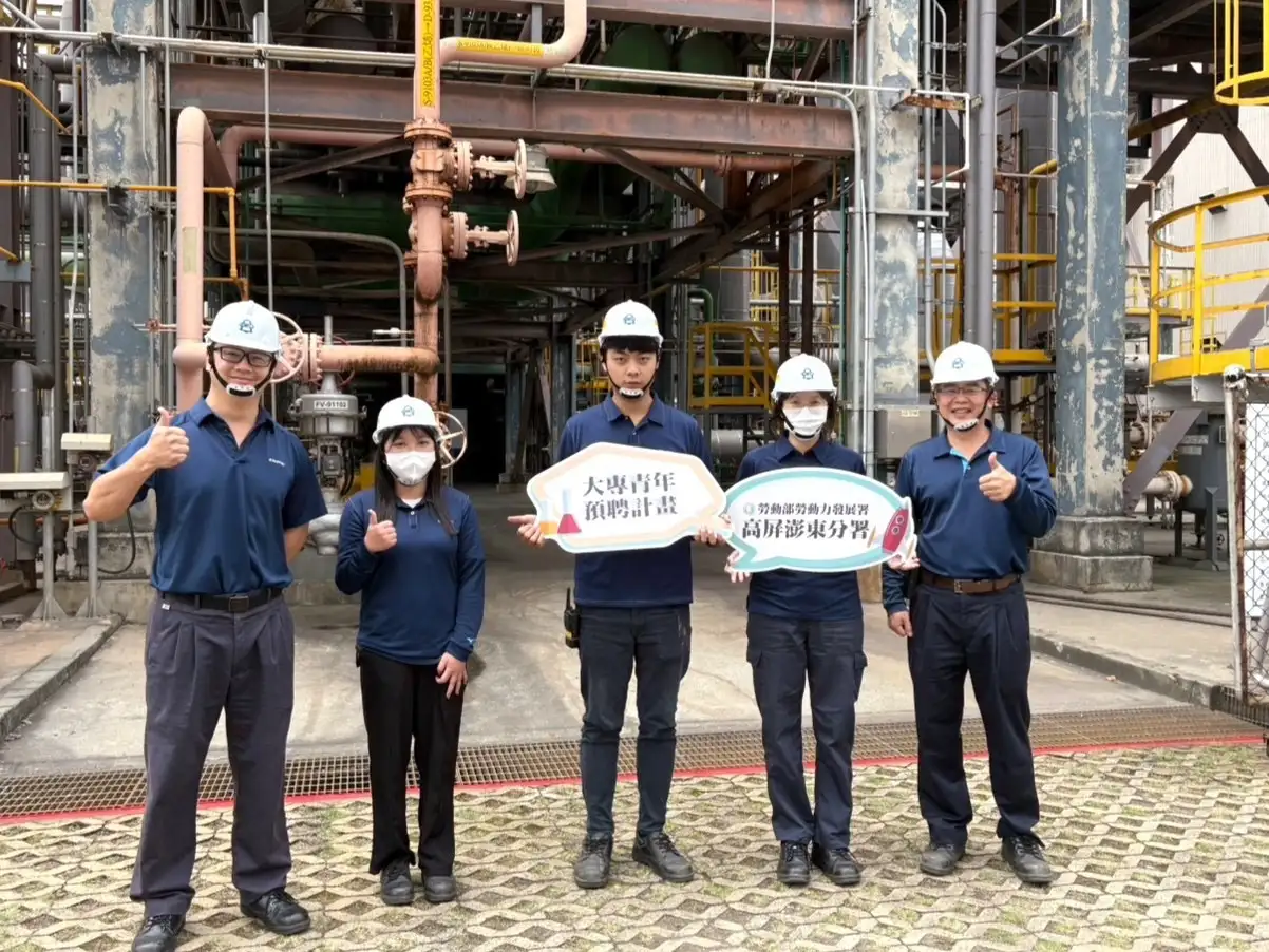 高分署推動「大專青年預聘計畫」，媒合青年進入企業接受崗位訓練，協助學生在畢業前累積實務經驗、順利銜接職場。(圖/高分署 提供)