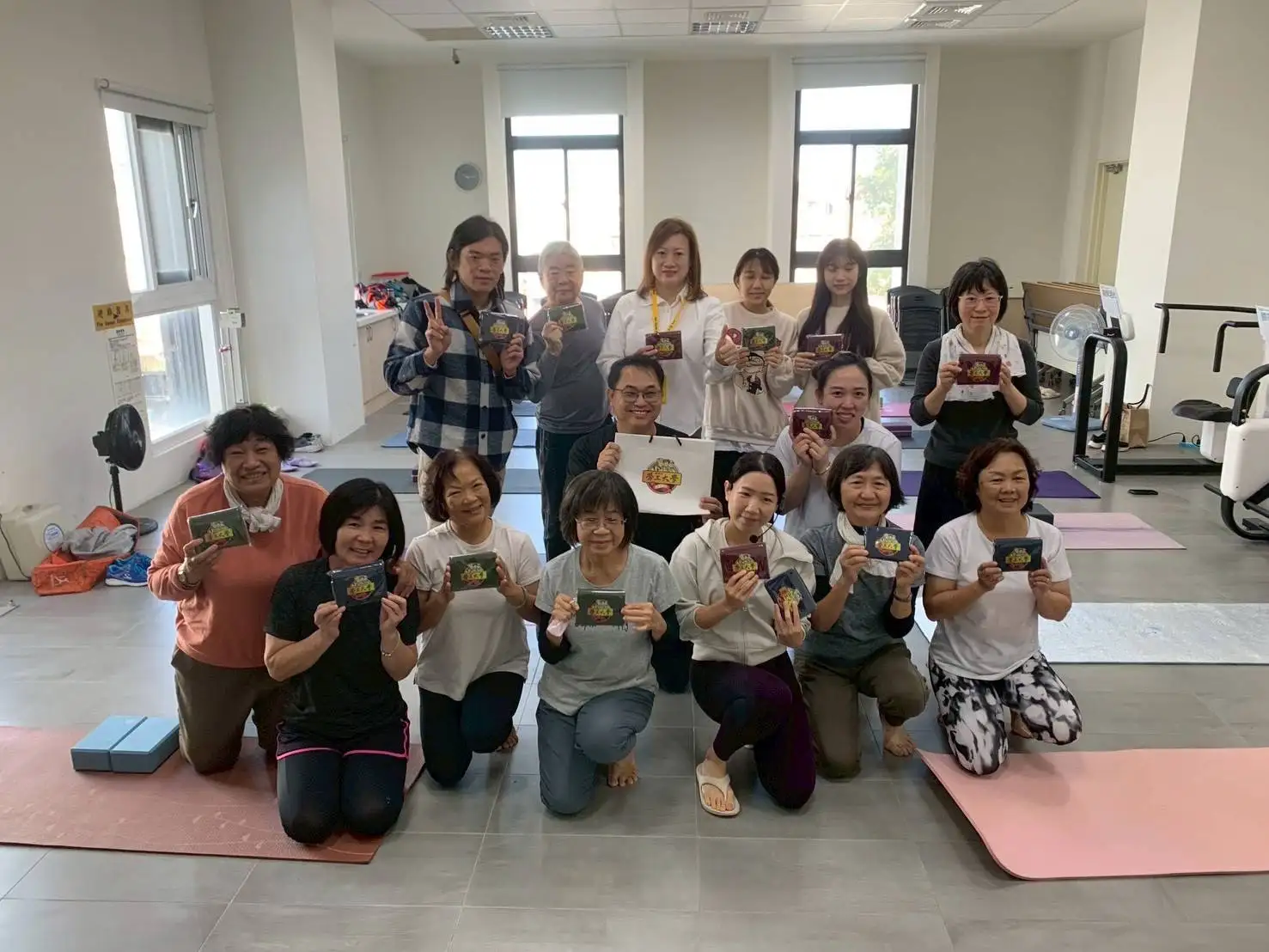 高雄市勞工大學「全方位伸展瑜珈」旗山班於6日開課，學員在旗山圖書館進行伸展練習，透過專業指導促進身心健康。（勞工局提供）