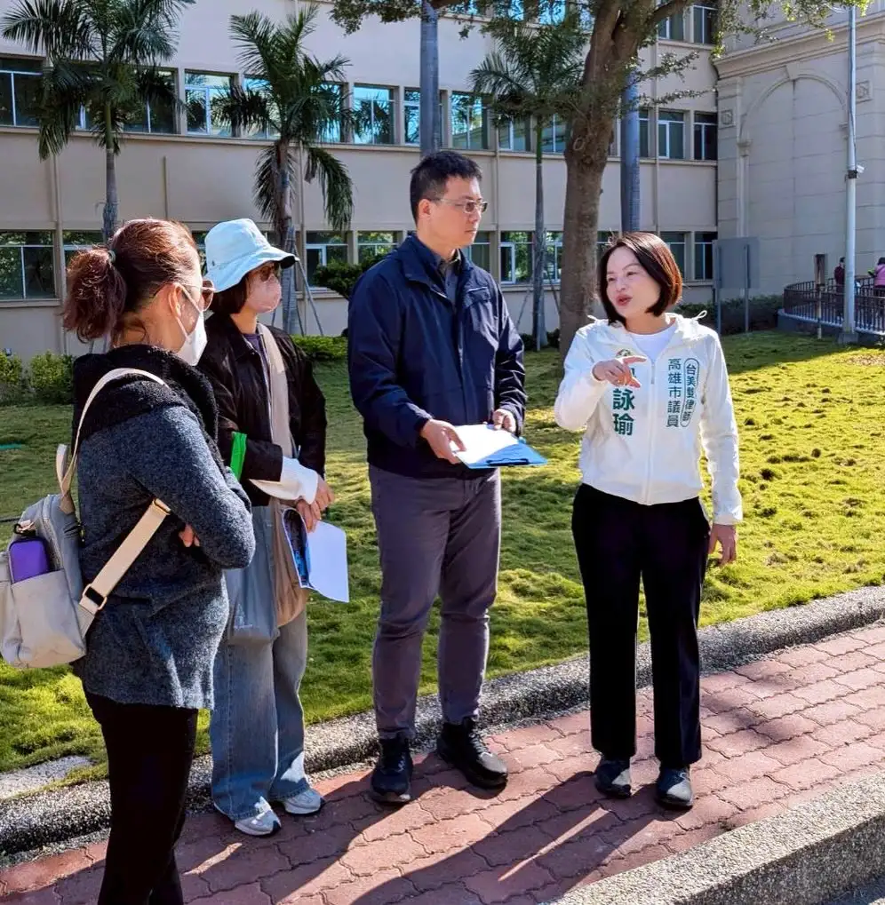 市議員湯詠瑜關心民眾長期反映的行人安全問題，日前前往民生醫院前的出入口及路口會勘。（記者吳文欽攝）