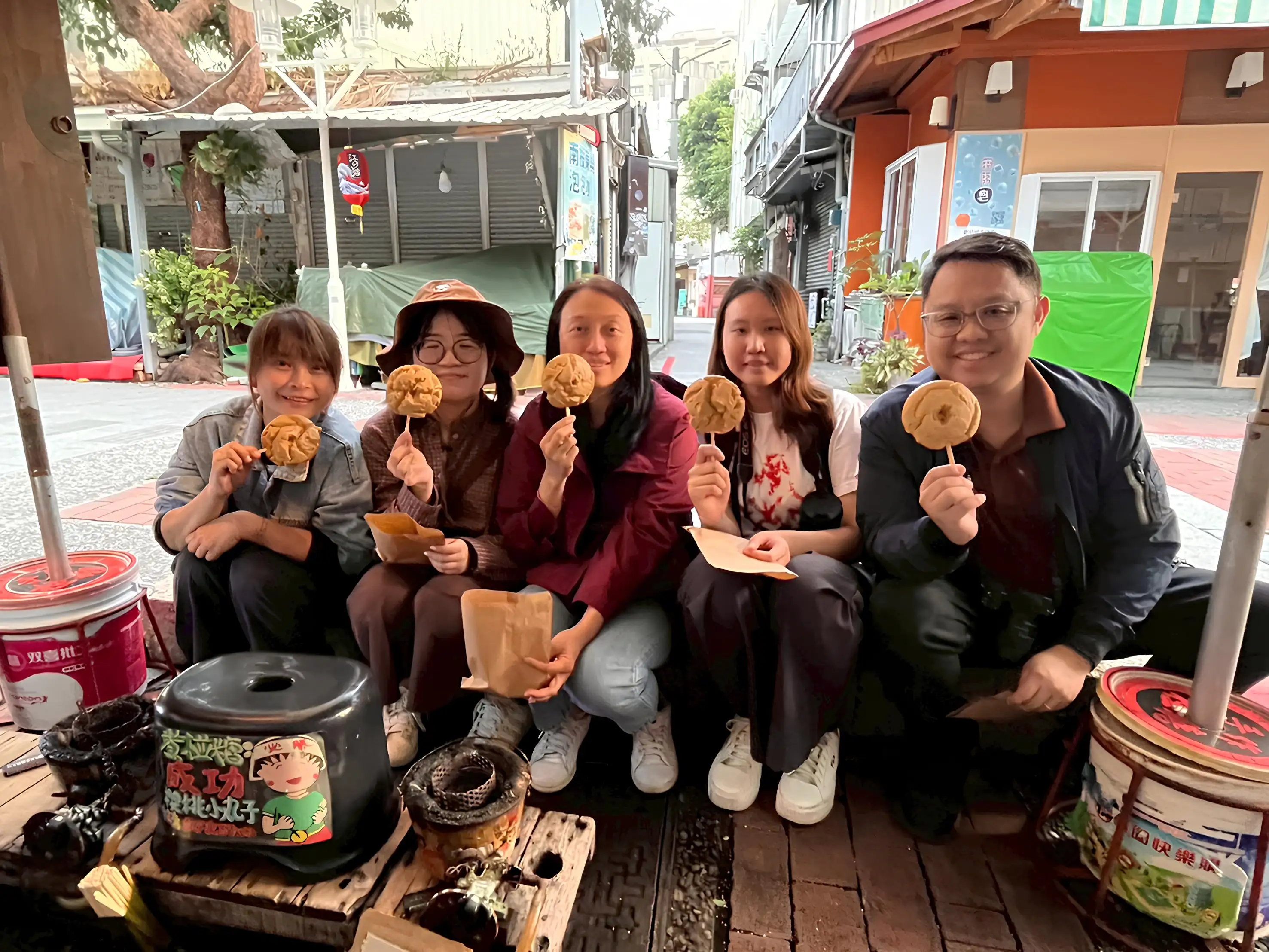 馬來西亞媒體團到訪府中街煮椪糖體驗。(圖/臺南市政府觀光旅遊局 提供)