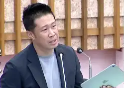 市議員鍾易仲認為，只要對十多萬名學童與家庭有利，「蔣規陳隨」、「知錯能改」其實也無可厚非。（記者吳文生攝）