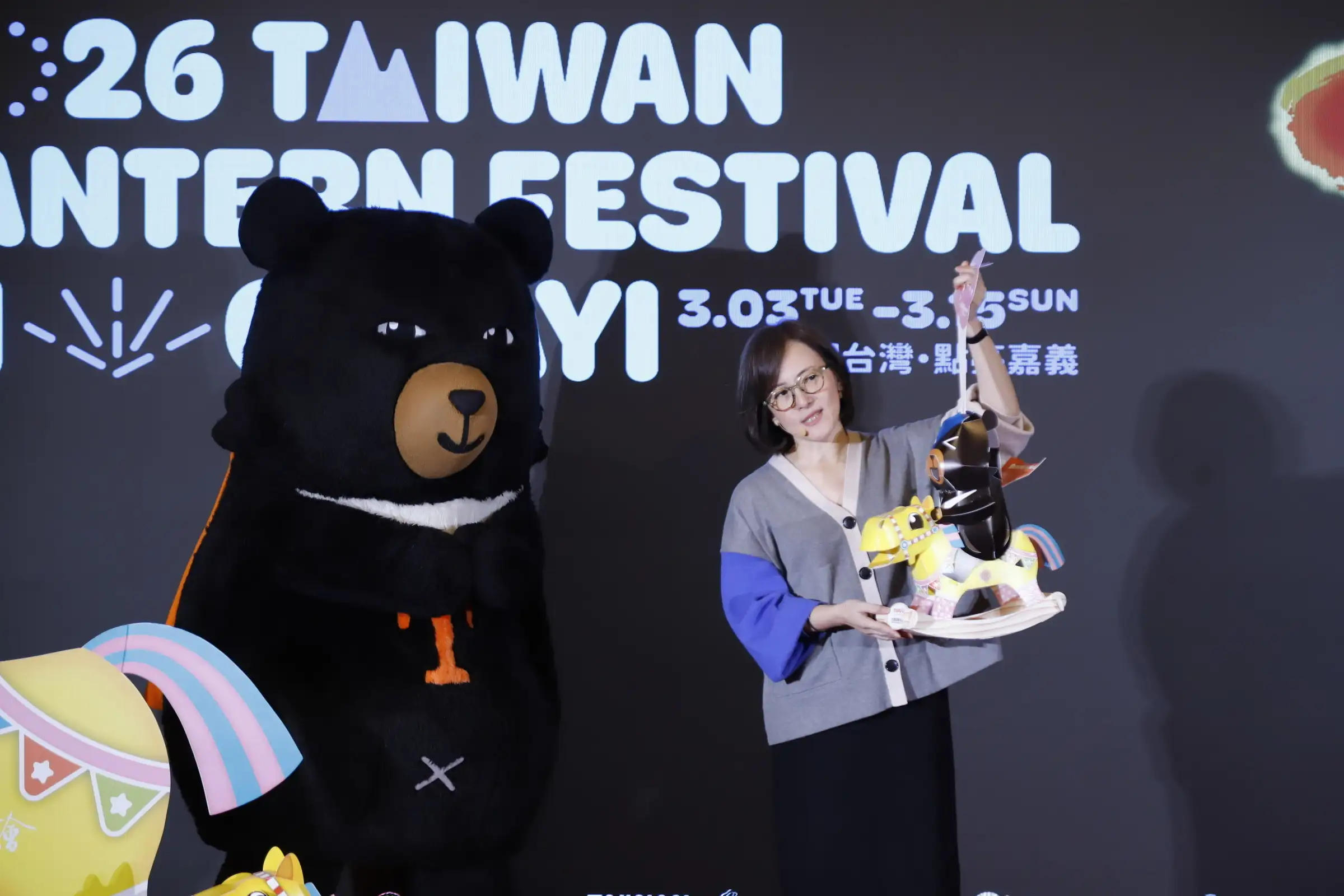 2026台灣燈會小提燈「喔熊馬抵嘉」首度結合生肖「馬」與臺灣觀光代言人喔熊，以喔熊騎木馬的可愛造型亮相，童趣十足，深受矚目。(圖/文化觀光局 提供)