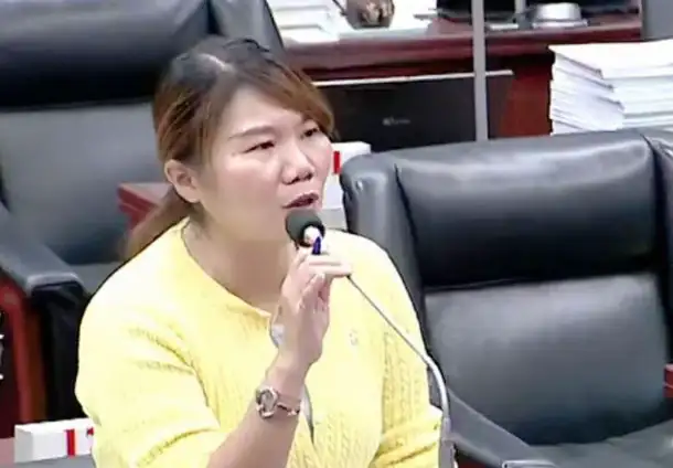 高雄市議員李雅靜表示，她支持營養午餐免費，但無法接受市府決策反覆、態度搖擺。（記者吳文生攝）