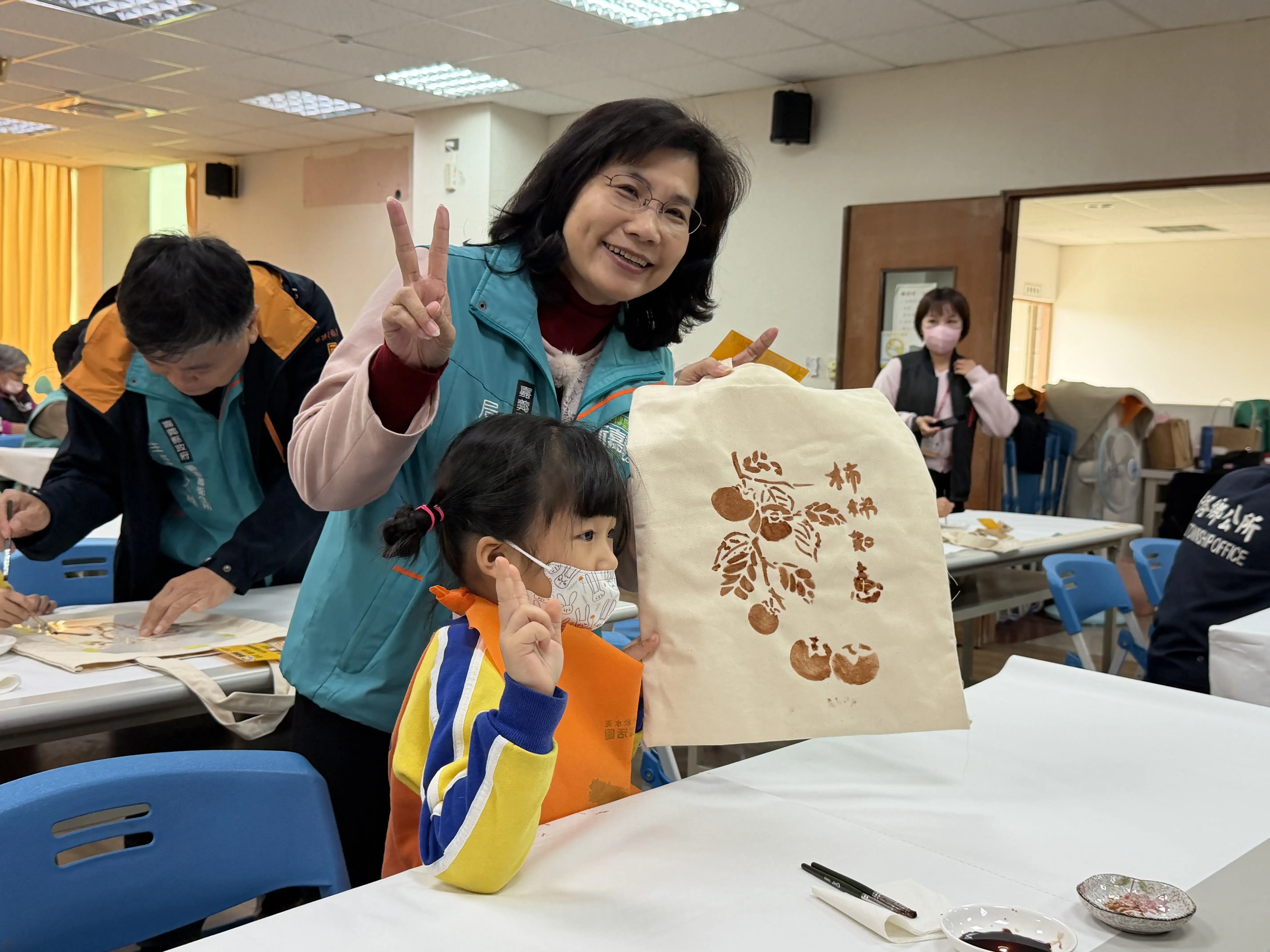 長者與幼兒在一筆一印的創作過程中相互陪伴、交流情感，讓尊重、同理與關懷自然融入學習，展現長照向下扎根的具體成果。(圖/嘉義市衛生局 提供)