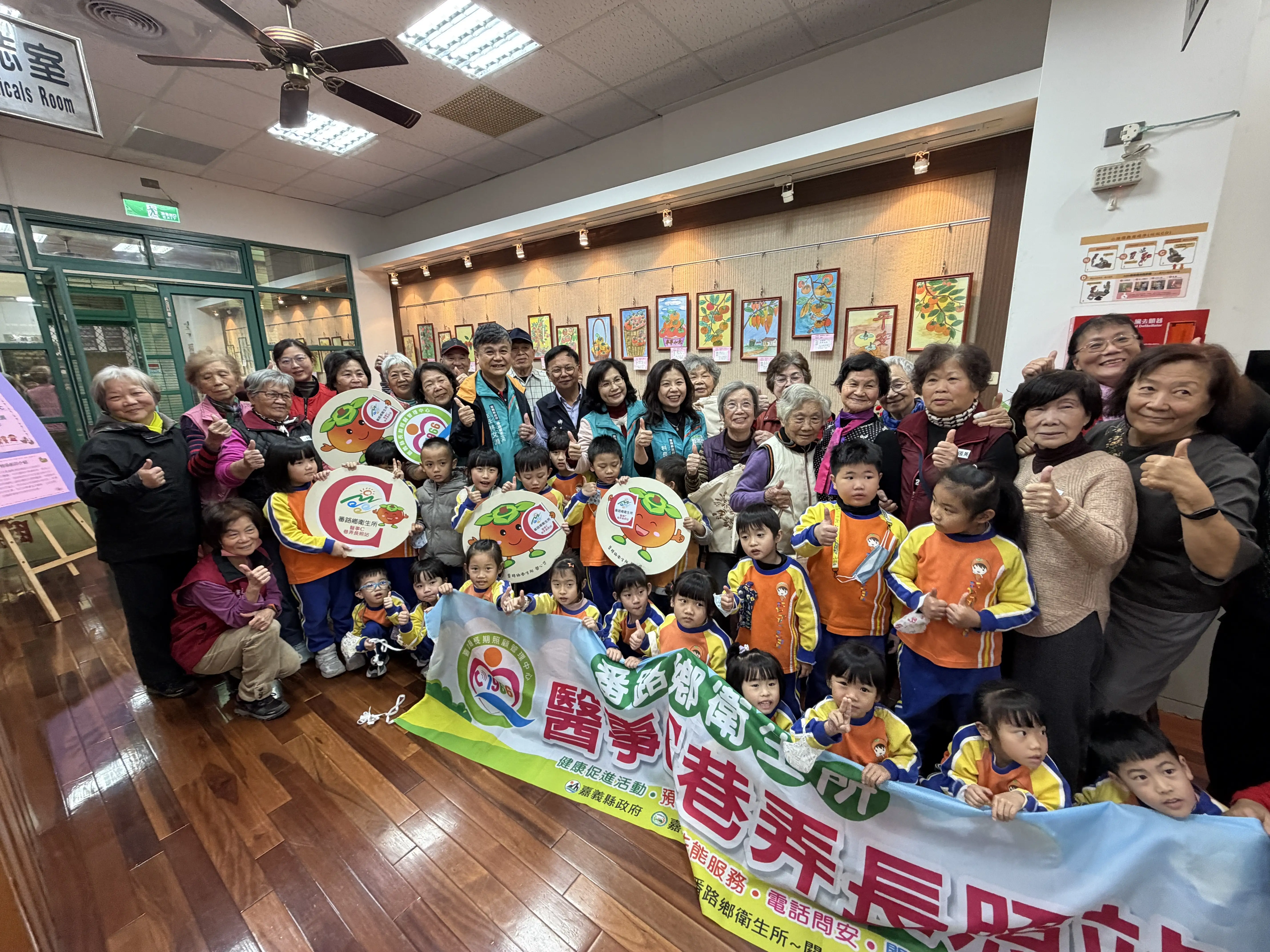 嘉義縣衛生局推動醫事C據點健康促進課程，鼓勵長輩走出家門參與社區活動，透過社會互動與感官刺激，實踐活躍老化目標。(圖/嘉義市衛生局 提供)