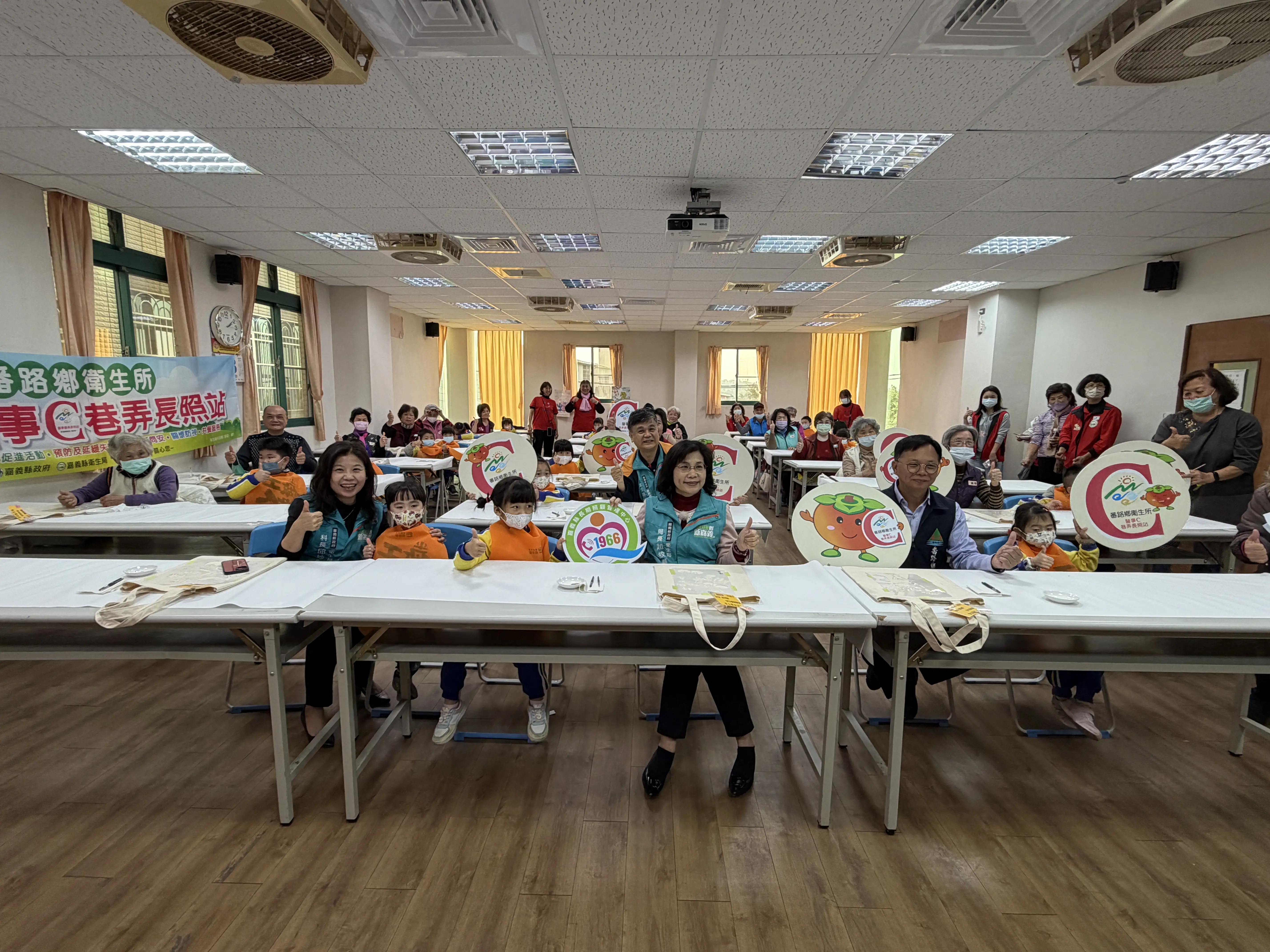 嘉義縣番路鄉衛生所9日攜手番路鄉公所及番路鄉立幼兒園辦理「柿染拓印代間學習」活動，邀請醫事C據點長輩與幼兒一同創作，透過在地柿子文化促進世代交流。(圖/嘉義市衛生局 提供)