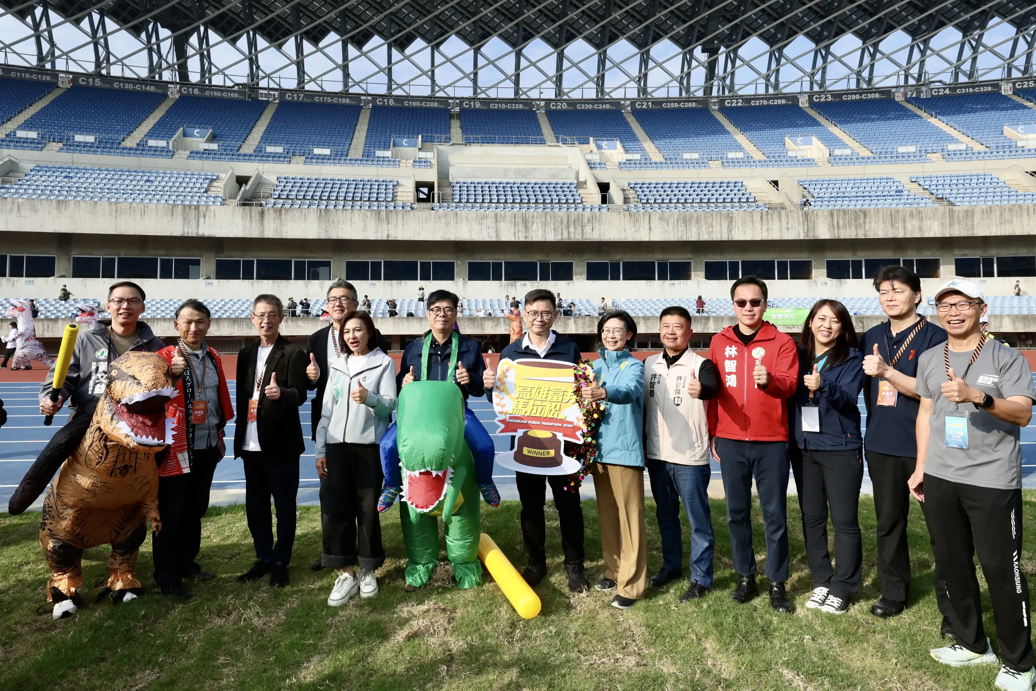 市長陳其邁出席高雄富邦馬拉松「最速恐龍爭霸賽」，身穿恐龍裝與高雄熊、蜜柑站長等人氣吉祥物們同場互動、進行趣味競賽。（高雄市府提供）