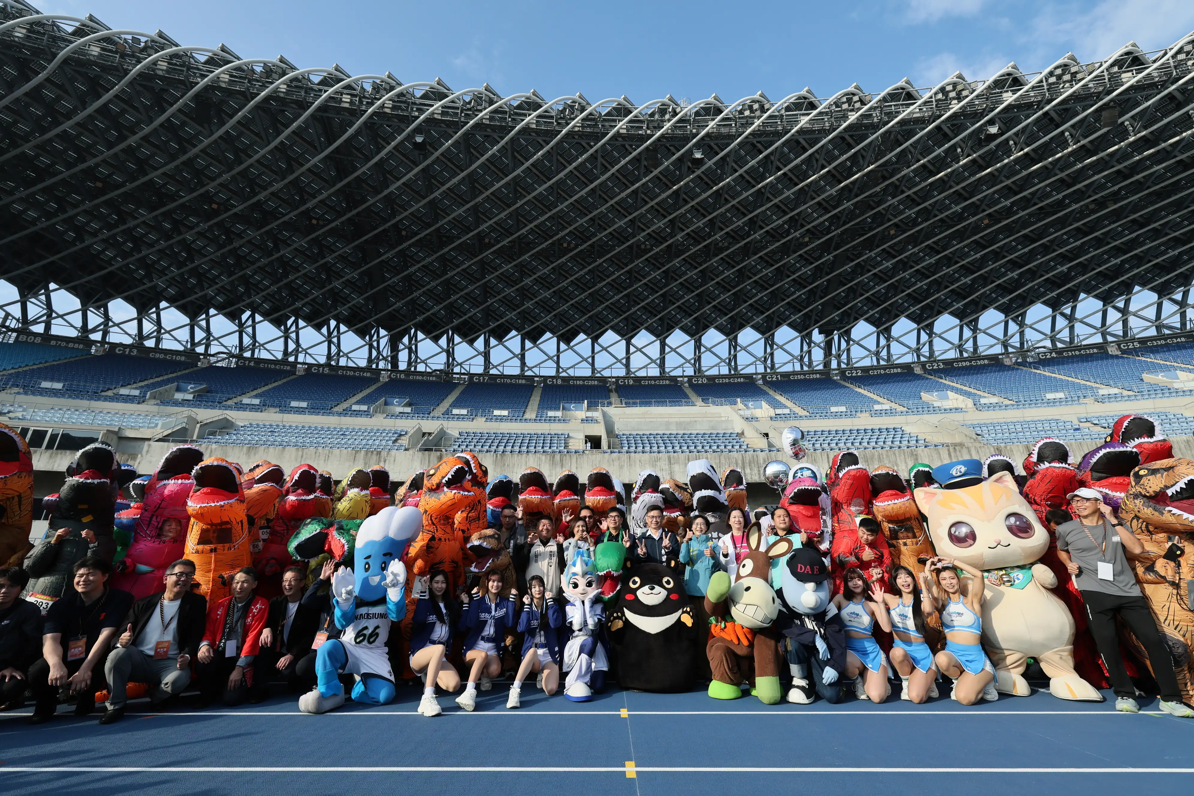 市長陳其邁出席高雄富邦馬拉松「最速恐龍爭霸賽」，身穿恐龍裝與高雄熊、蜜柑站長等人氣吉祥物們同場互動、進行趣味競賽。（高雄市府提供）