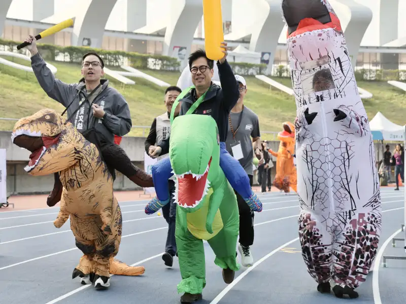 陳其邁扮恐龍同樂　高雄富邦馬拉松16周年熱鬧開跑