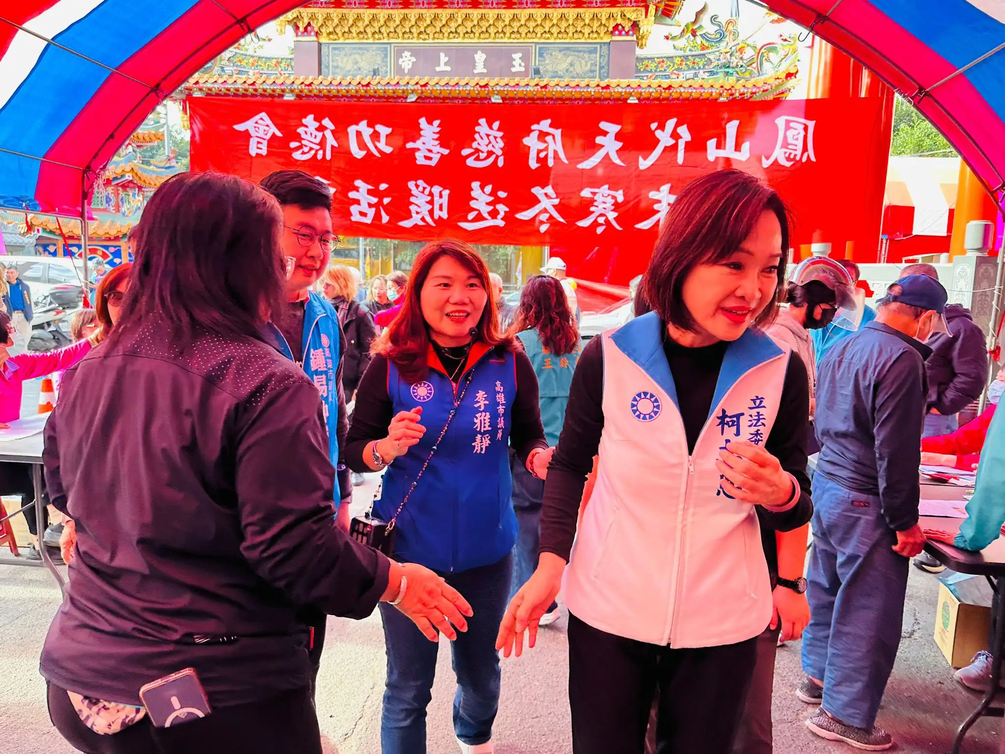 國民黨立委柯志恩與市議員李雅靜到鳳山代天府，與民眾一同寒冬送暖、發放愛心物資給弱勢家庭。（記者吳文生攝）