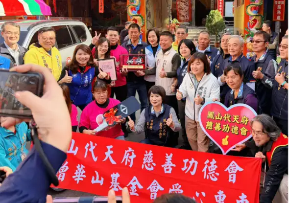 國民黨立委柯志恩與市議員李雅靜到鳳山代天府，與民眾一同寒冬送暖、發放愛心物資給弱勢家庭。（記者吳文生攝）