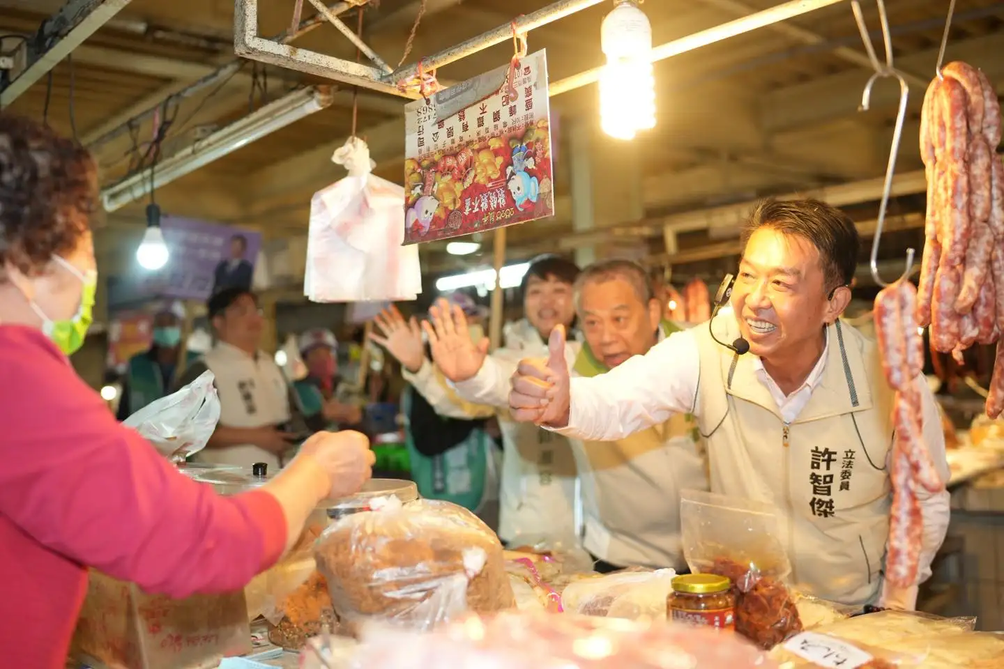 民進黨立委許智傑11日一早走進岡山文賢市場與路竹菜市場，向選民拜託支持。（許智傑辦公室提供）