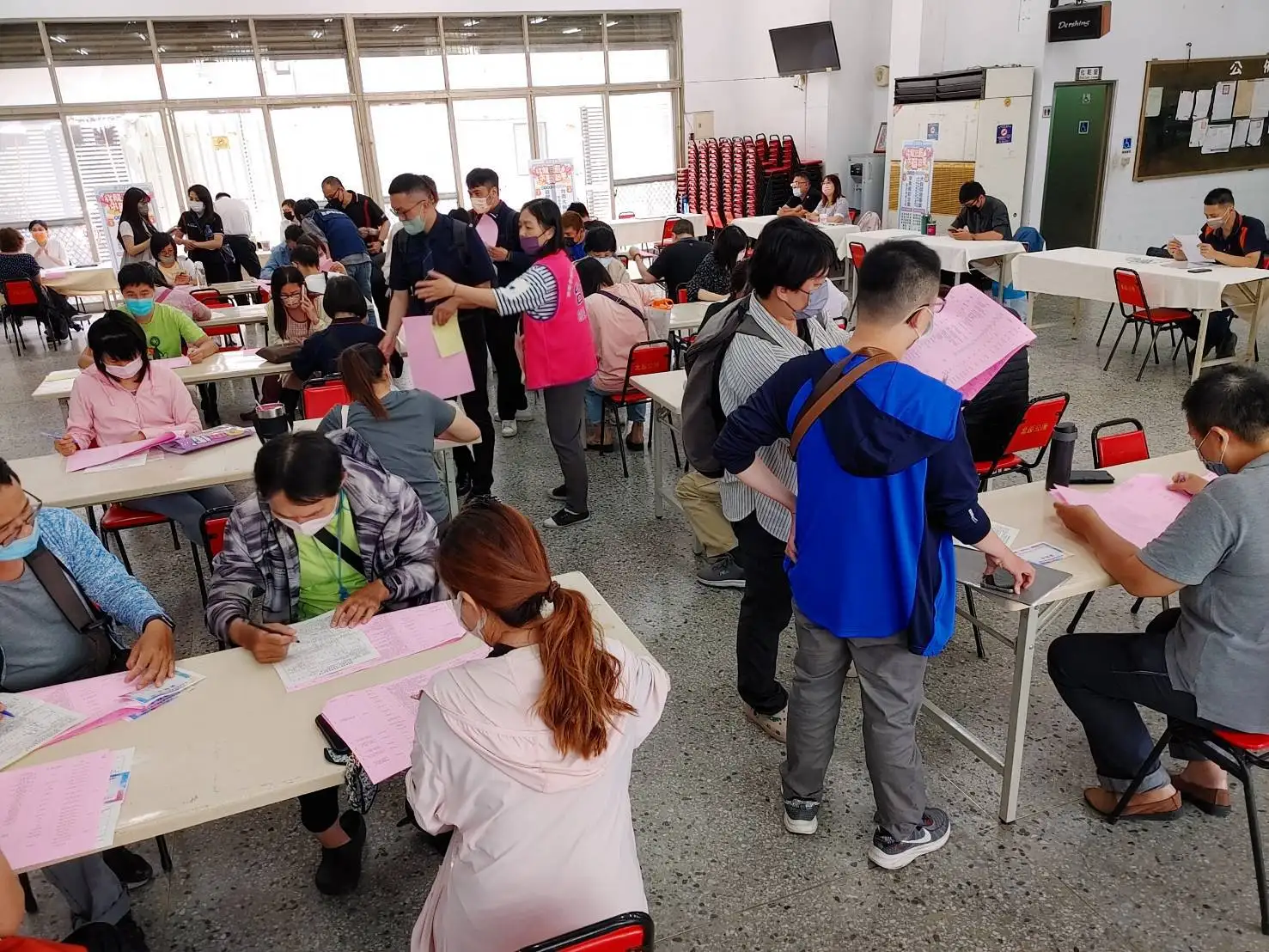 農曆年前就業旺季到來，勞動部雲嘉南分署台南就業中心1月中下旬接力辦理4場現場徵才活動，集結多元產業廠商，提供近千個職缺，協助民眾把握轉職與求職良機。(圖/雲嘉南分署 提供)