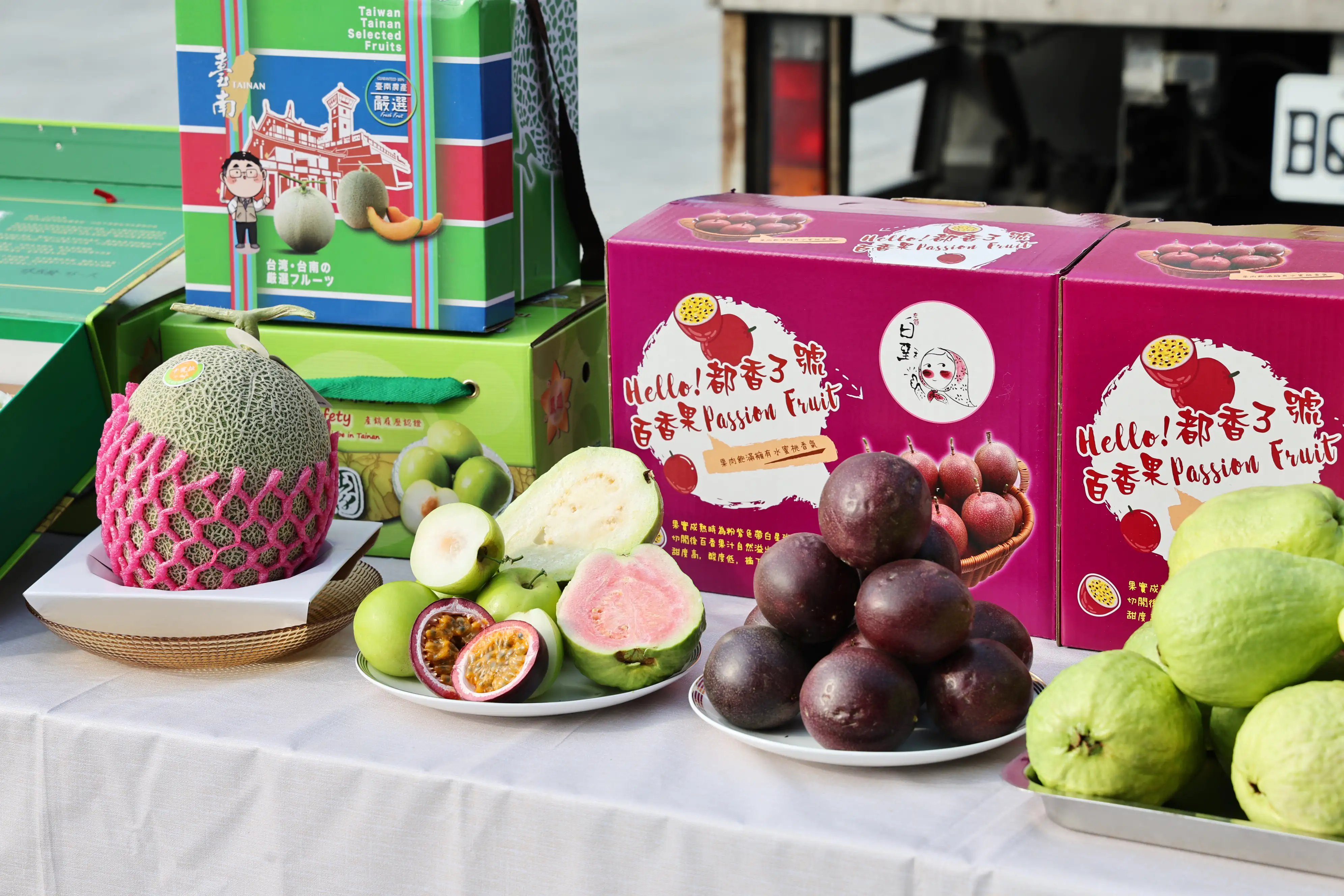 台南蜜棗、百香果及芭樂等農特產品進駐新加坡高島屋百貨，提升台南農產國際能見度與品牌形象。(圖/台南市政府 提供)
