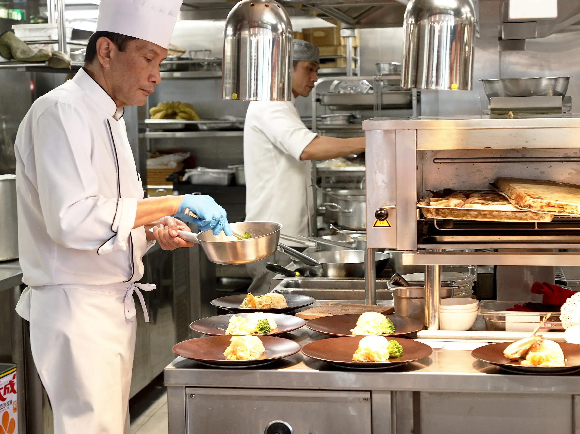 探索星號大廚悉心準備可口美味料理，讓旅客在航程中大快朵頤。(圖/探索星號郵輪提供)
