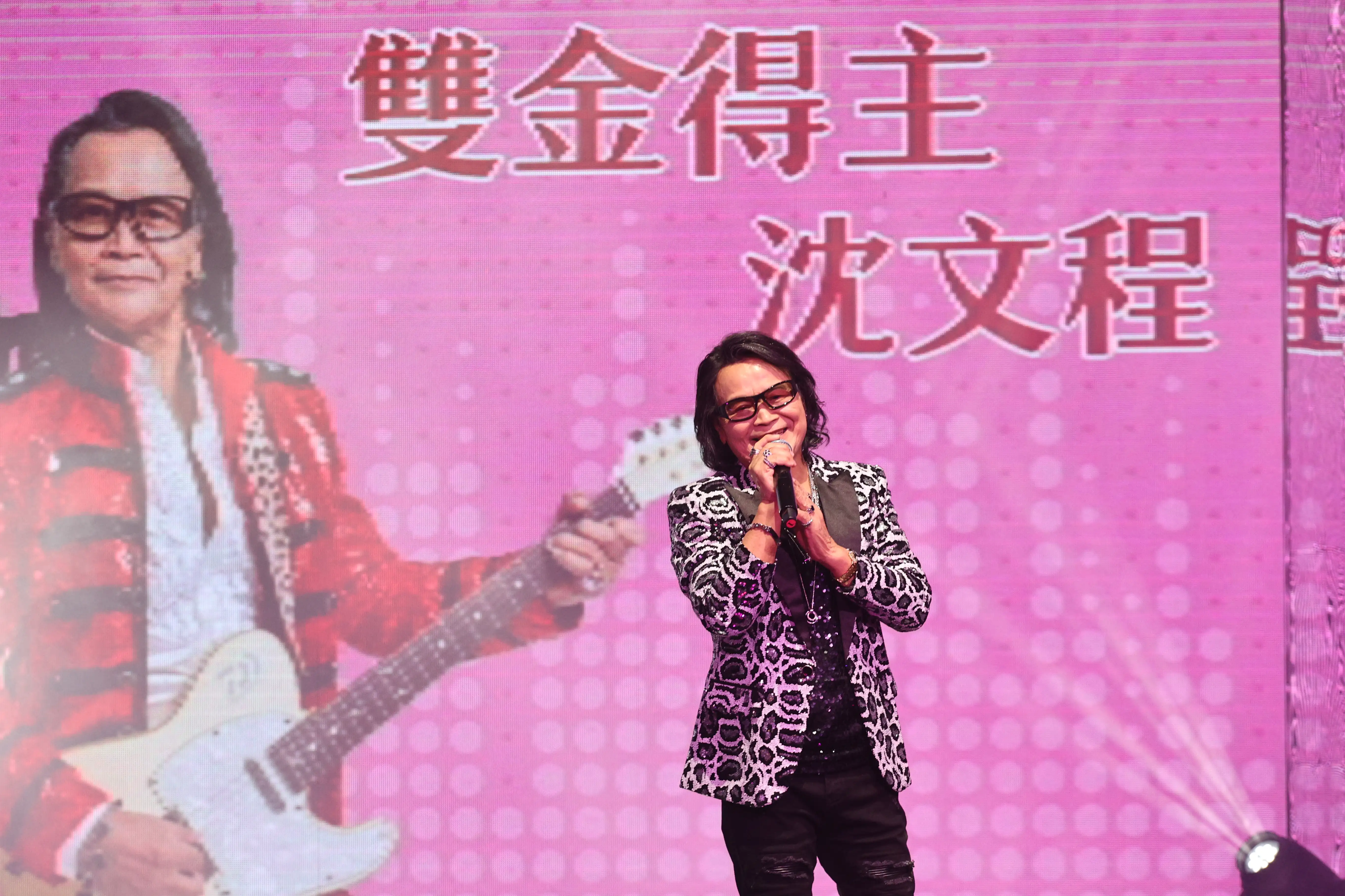 探索星號海上演唱會邀請歌王沈文程登台演出，為旅客帶來精彩音樂饗宴。(圖/探索星號郵輪提供)